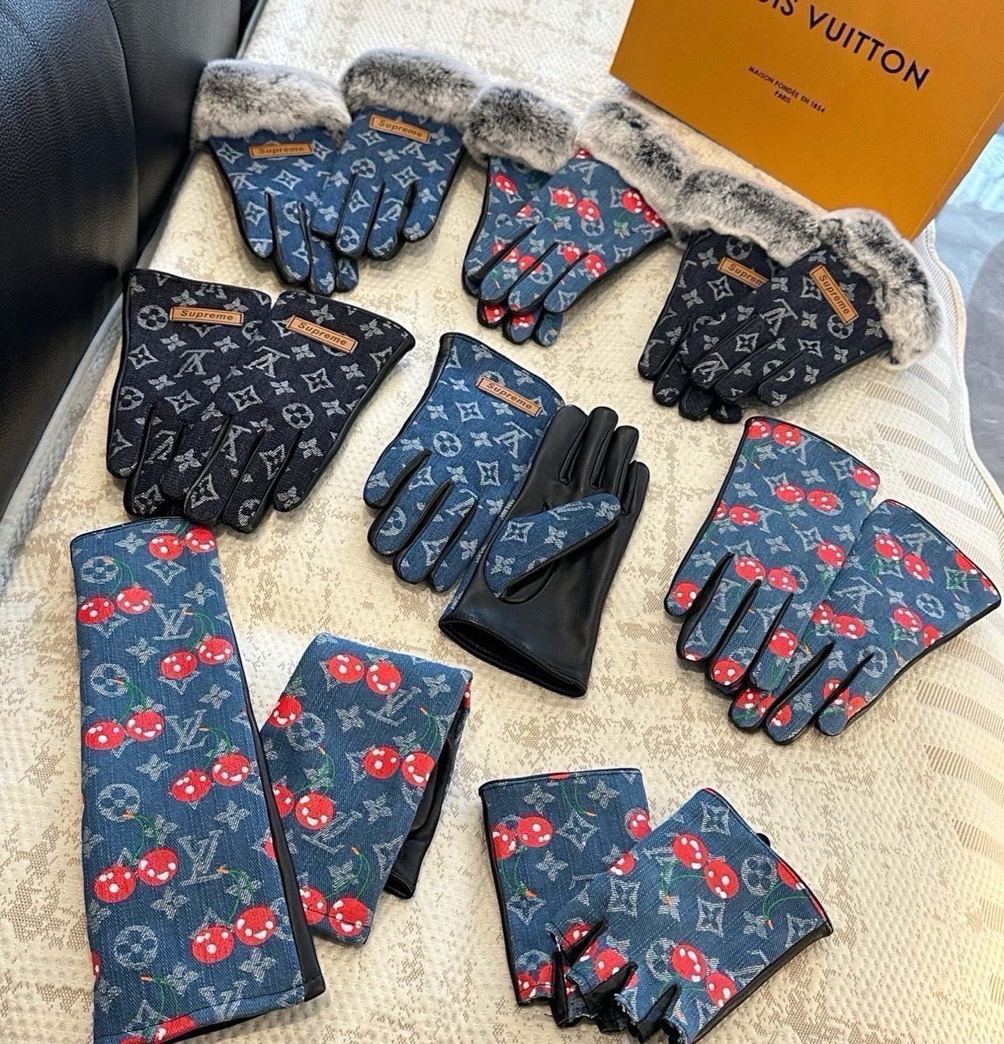 2026🧤LV新品牛仔配皮手套，时尚机车🚗手套，秋冬新品布内里，时尚🌺上手超舒适柔软、百搭！集美女神必备🌹配盒子🎁码数M