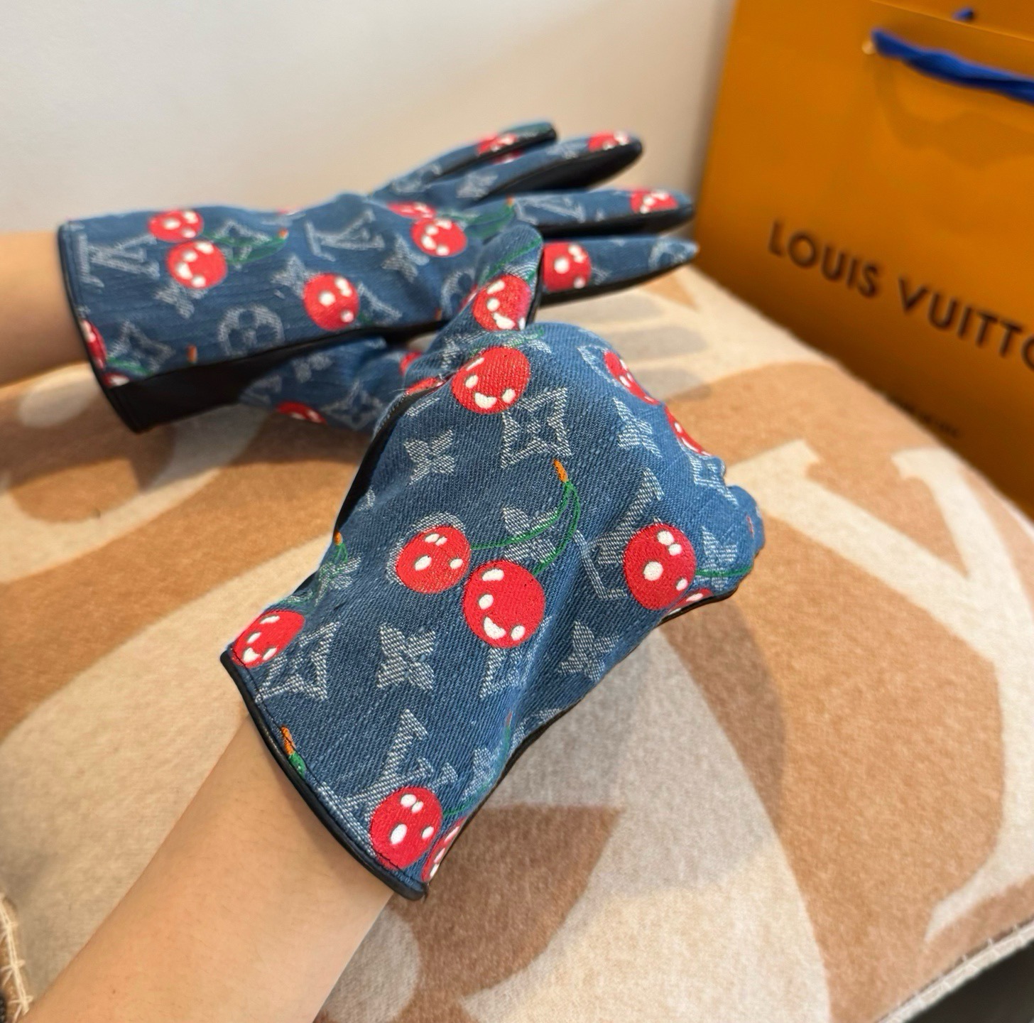 2026🧤LV新品樱桃🍒牛仔配皮手套，时尚机车🚗手套，秋冬新品布内里，时尚🌺上手超舒适柔软、百搭！集美女神必备🌹配盒子🎁