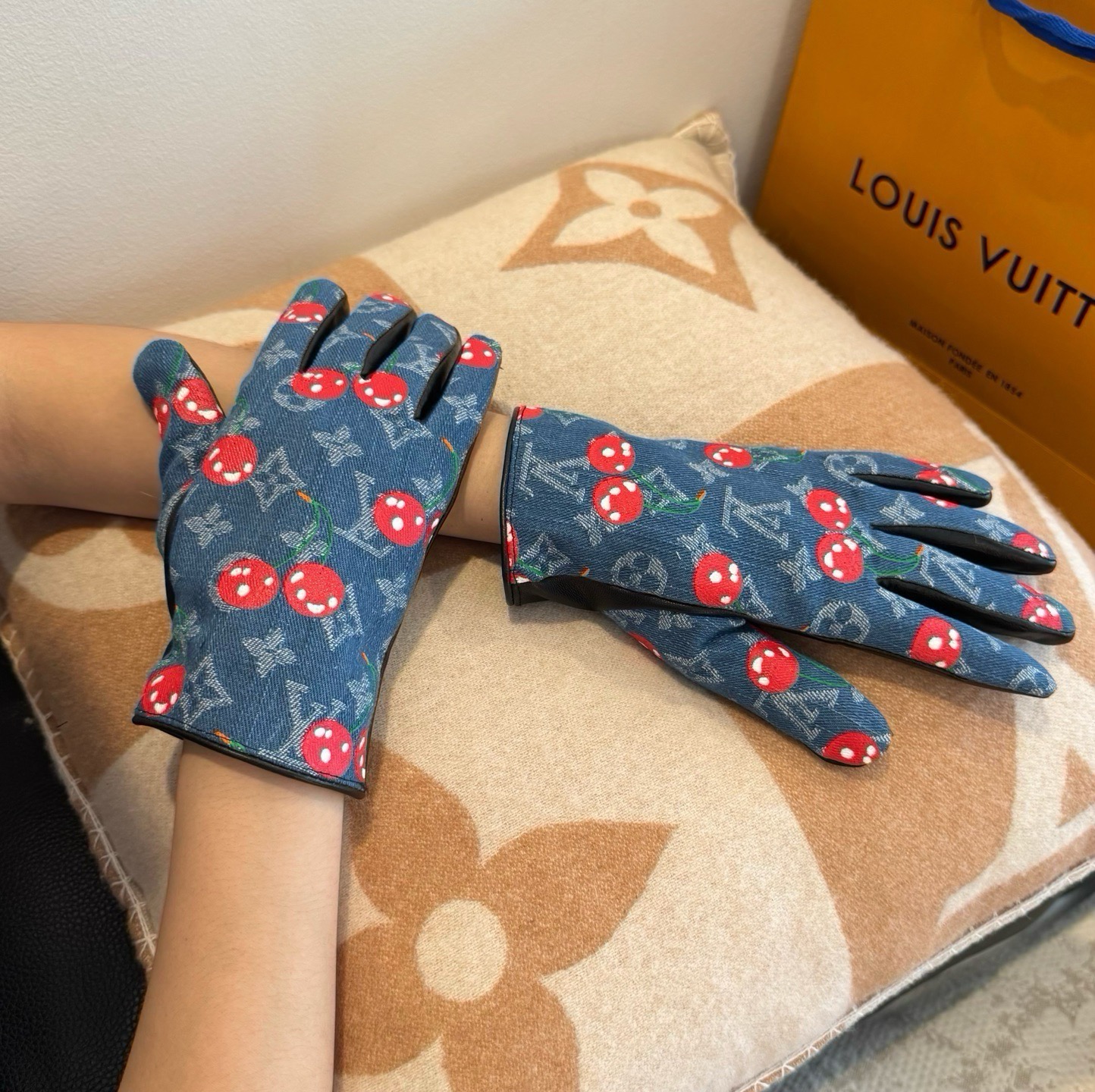 2026🧤LV新品樱桃🍒牛仔配皮手套，时尚机车🚗手套，秋冬新品布内里，时尚🌺上手超舒适柔软、百搭！集美女神必备🌹配盒子🎁