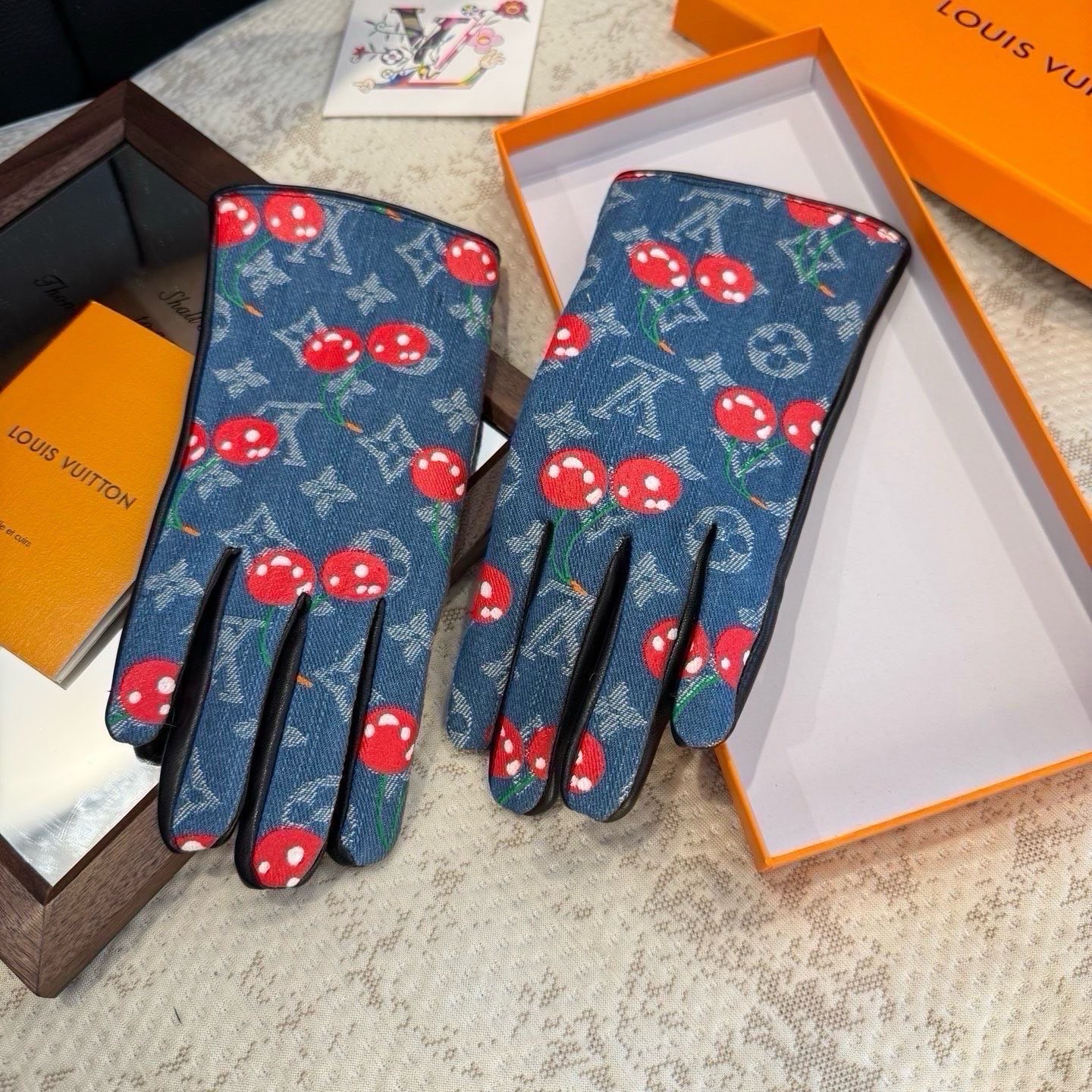 2026🧤LV新品樱桃🍒牛仔配皮手套，时尚机车🚗手套，秋冬新品布内里，时尚🌺上手超舒适柔软、百搭！集美女神必备🌹配盒子🎁