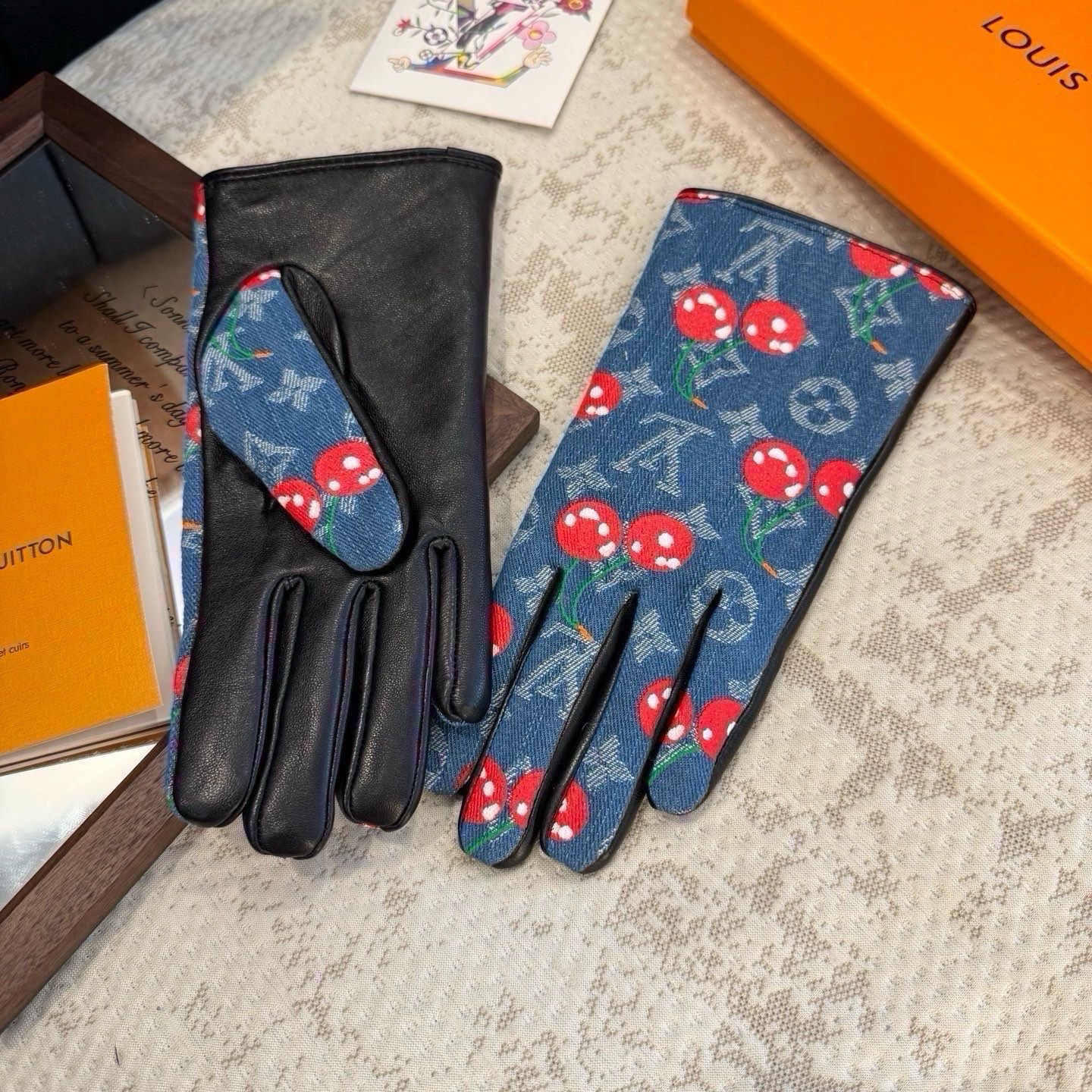 2026🧤LV新品樱桃🍒牛仔配皮手套，时尚机车🚗手套，秋冬新品布内里，时尚🌺上手超舒适柔软、百搭！集美女神必备🌹配盒子🎁
