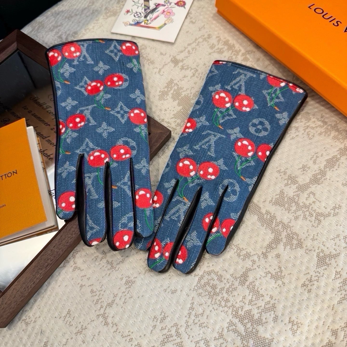 2026🧤LV新品樱桃🍒牛仔配皮手套，时尚机车🚗手套，秋冬新品布内里，时尚🌺上手超舒适柔软、百搭！集美女神必备🌹配盒子🎁