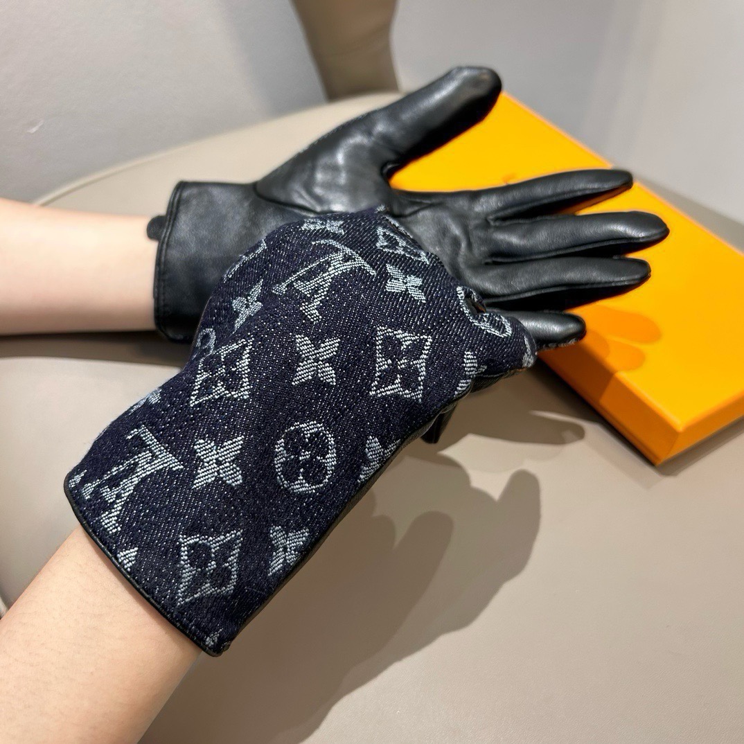 2026🧤LV新品牛仔配皮手套，时尚机车🚗手套，秋冬新品布内里，时尚🌺上手超舒适柔软、百搭！集美女神必备🌹配盒子🎁码数M
