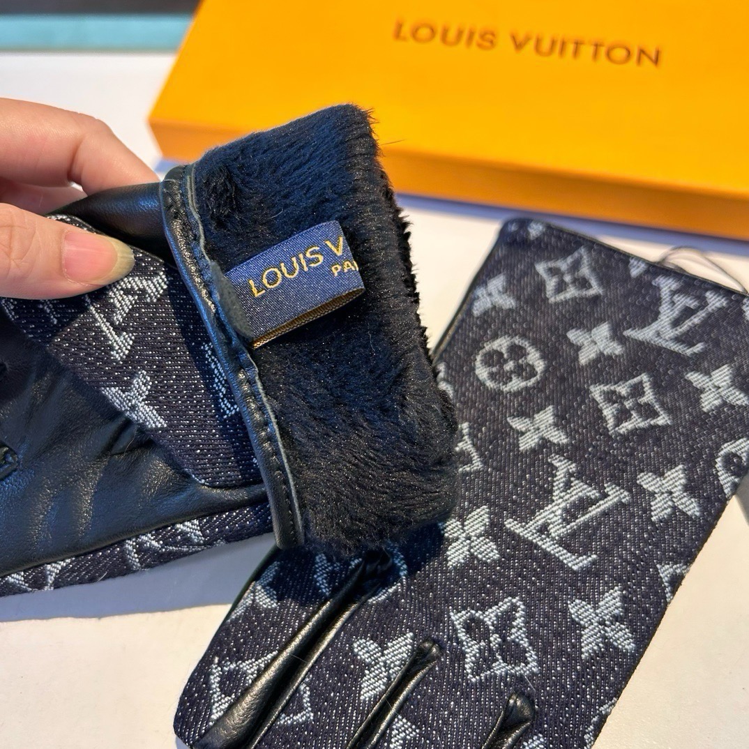 2026🧤LV新品牛仔配皮手套，时尚机车🚗手套，秋冬新品布内里，时尚🌺上手超舒适柔软、百搭！集美女神必备🌹配盒子🎁码数M