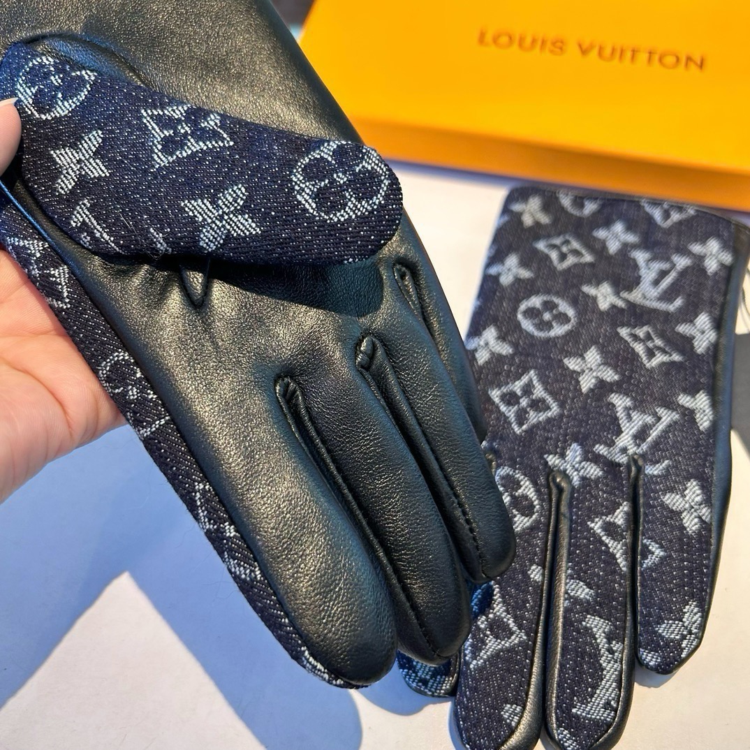 2026🧤LV新品牛仔配皮手套，时尚机车🚗手套，秋冬新品布内里，时尚🌺上手超舒适柔软、百搭！集美女神必备🌹配盒子🎁码数M