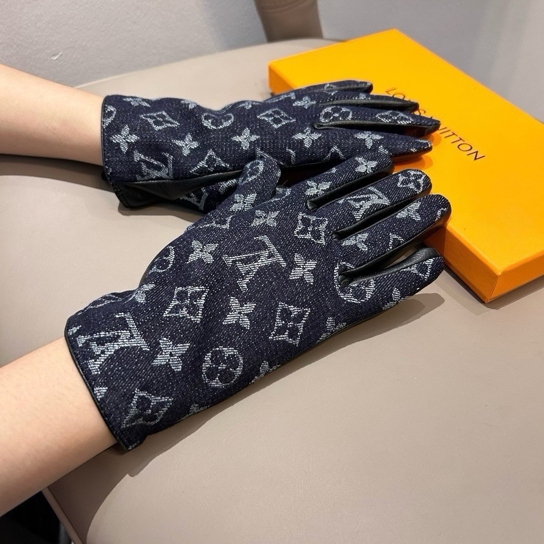 2026🧤LV新品牛仔配皮手套，时尚机车🚗手套，秋冬新品布内里，时尚🌺上手超舒适柔软、百搭！集美女神必备🌹配盒子🎁码数M