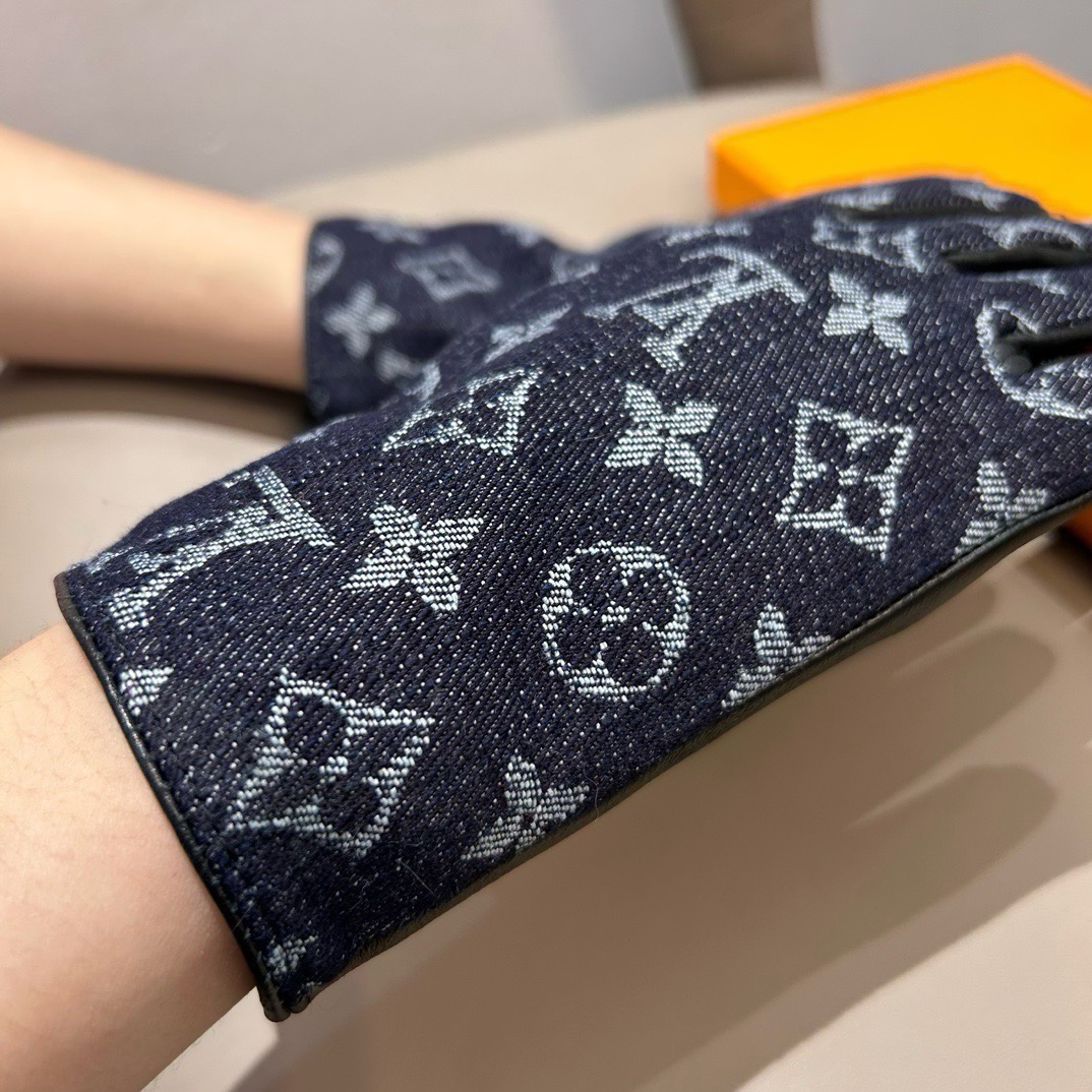 2026🧤LV新品牛仔配皮手套，时尚机车🚗手套，秋冬新品布内里，时尚🌺上手超舒适柔软、百搭！集美女神必备🌹配盒子🎁码数M