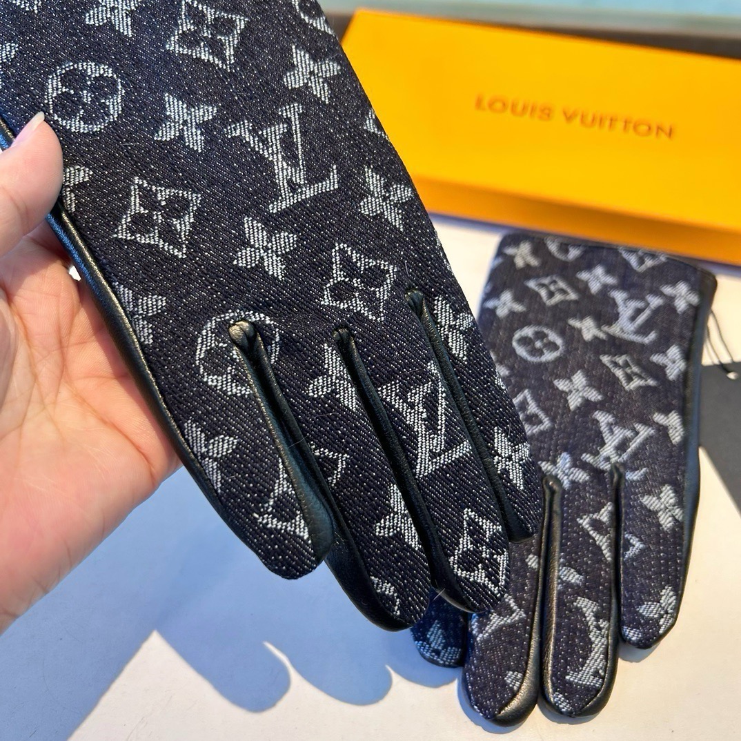 2026🧤LV新品牛仔配皮手套，时尚机车🚗手套，秋冬新品布内里，时尚🌺上手超舒适柔软、百搭！集美女神必备🌹配盒子🎁码数M