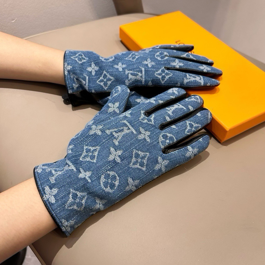 2026🧤LV新品牛仔配皮手套，时尚机车🚗手套，秋冬新品布内里，时尚🌺上手超舒适柔软、百搭！集美女神必备🌹配盒子🎁码数M