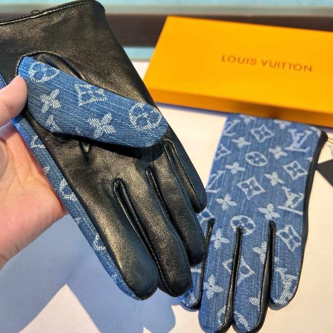 2026🧤LV新品牛仔配皮手套，时尚机车🚗手套，秋冬新品布内里，时尚🌺上手超舒适柔软、百搭！集美女神必备🌹配盒子🎁码数M