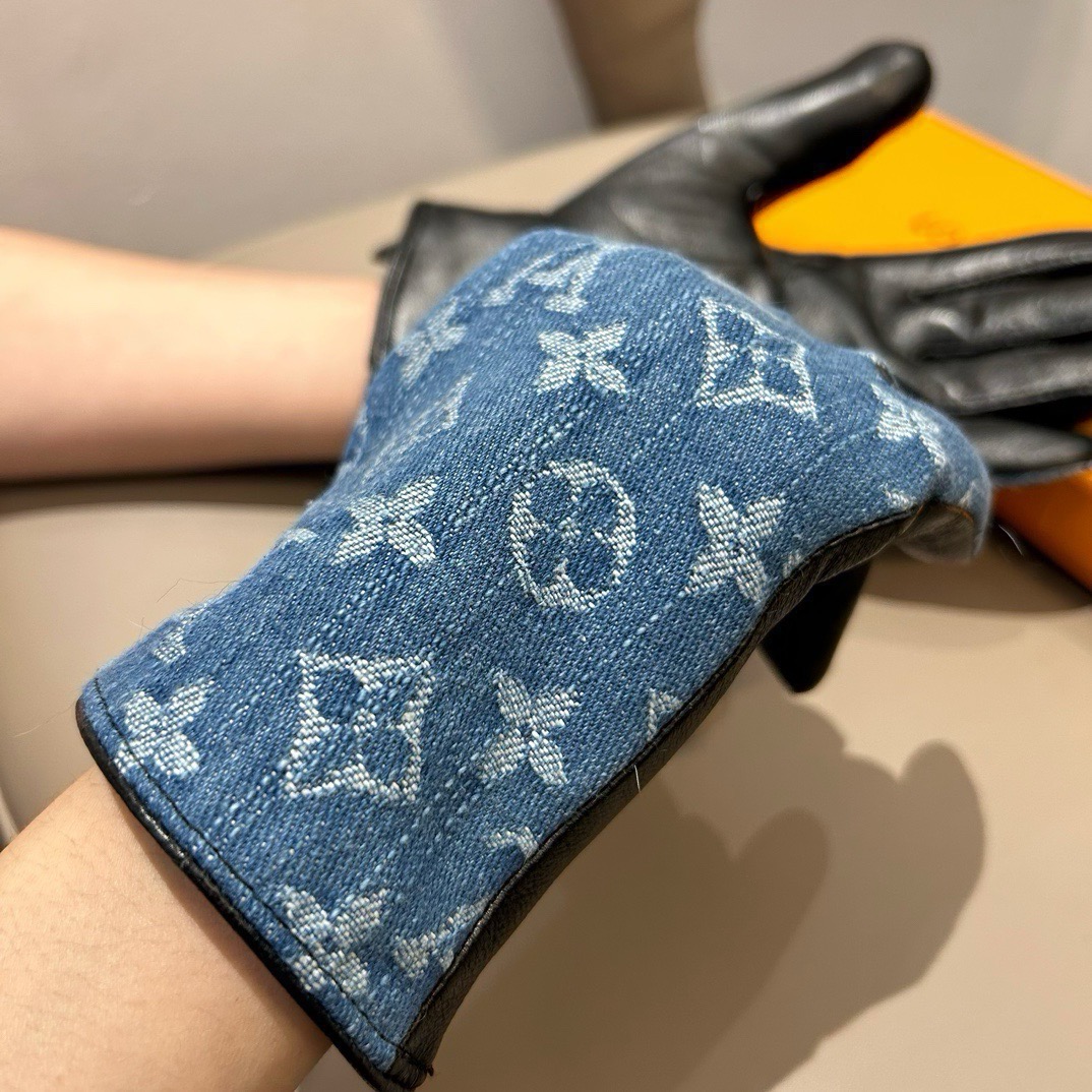 2026🧤LV新品牛仔配皮手套，时尚机车🚗手套，秋冬新品布内里，时尚🌺上手超舒适柔软、百搭！集美女神必备🌹配盒子🎁码数M