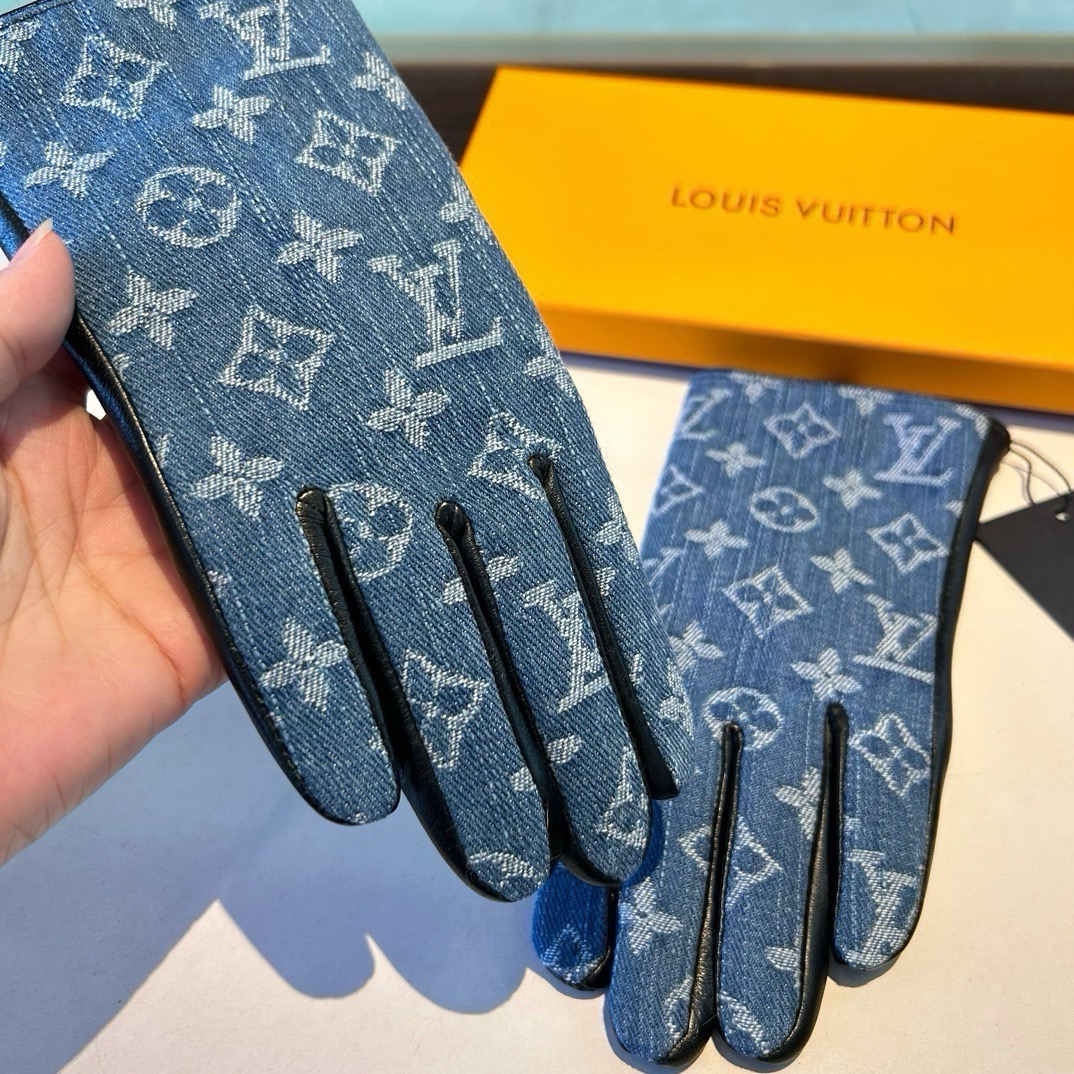 2026🧤LV新品牛仔配皮手套，时尚机车🚗手套，秋冬新品布内里，时尚🌺上手超舒适柔软、百搭！集美女神必备🌹配盒子🎁码数M