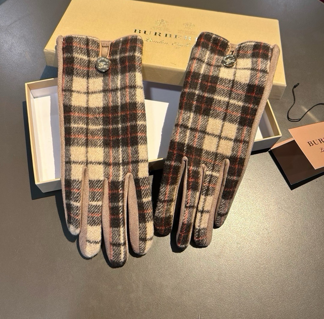 巴宝莉BURBERRY 专柜新品羊毛手套，时尚手套，秋冬保暖加绒内里，经典格子，上手超舒适柔软、百搭！均码