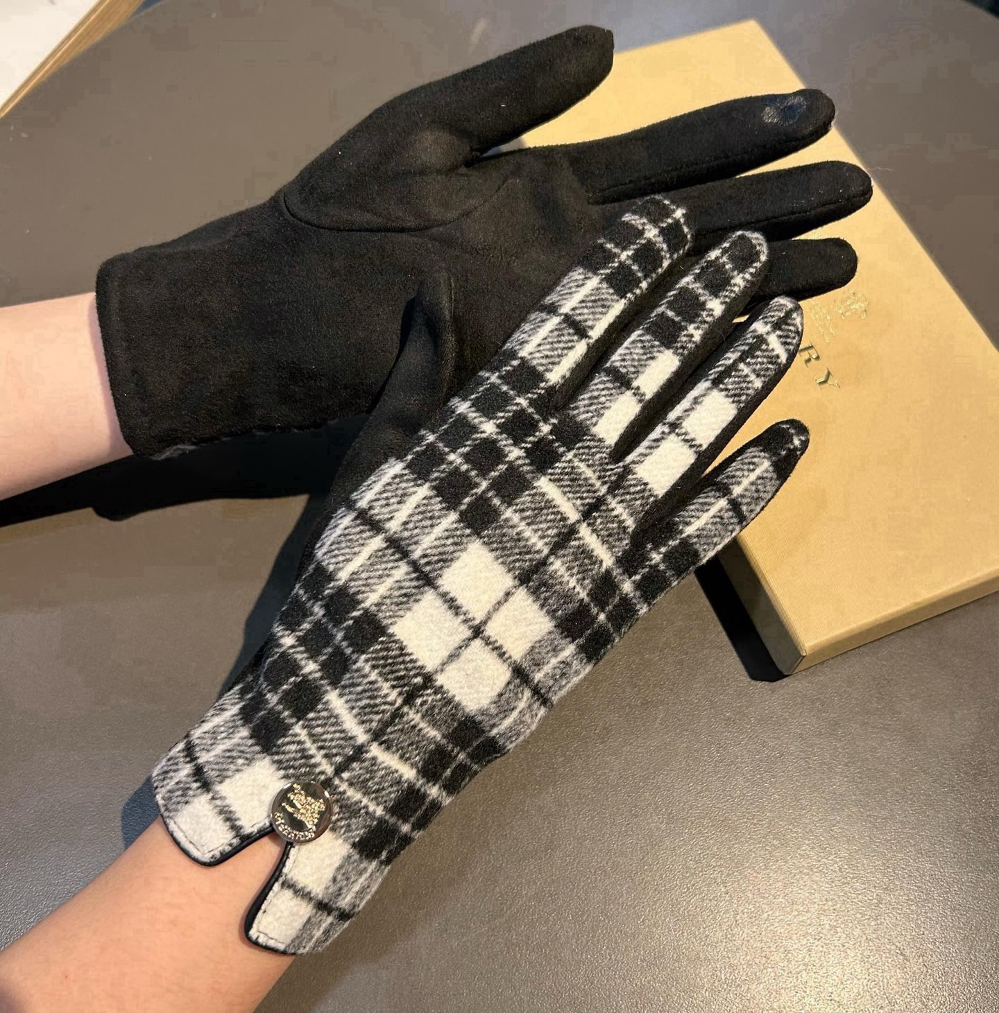 巴宝莉BURBERRY 专柜新品羊毛手套，时尚手套，秋冬保暖加绒内里，经典格子，上手超舒适柔软、百搭！均码