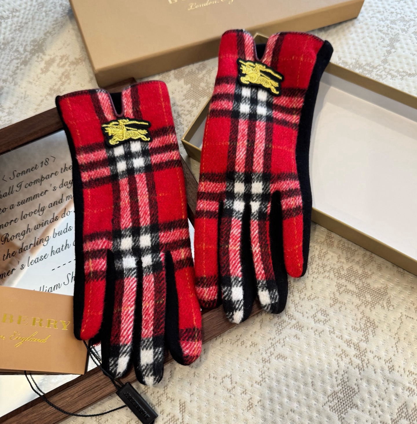 巴宝莉BURBERRY 专柜新品羊毛手套，时尚手套，秋冬保暖加绒内里，经典格子，上手超舒适柔软、百搭！均码