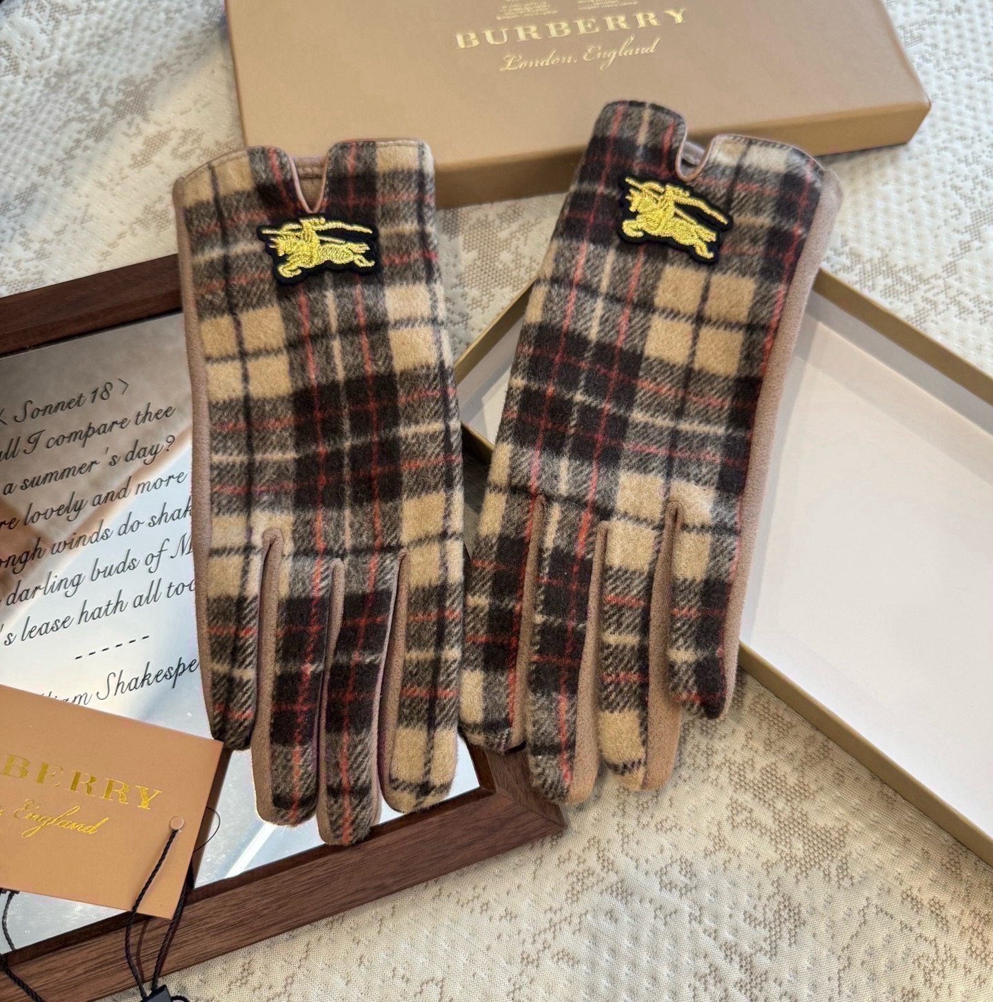 巴宝莉BURBERRY 专柜新品羊毛手套，时尚手套，秋冬保暖加绒内里，经典格子，上手超舒适柔软、百搭！均码