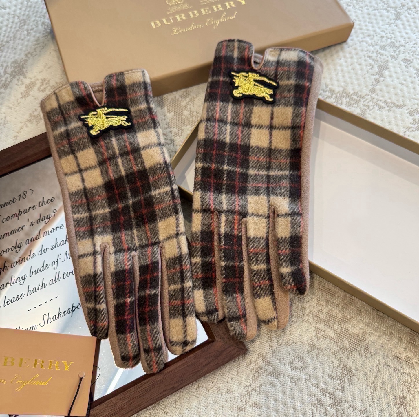 巴宝莉BURBERRY 专柜新品羊毛手套，时尚手套，秋冬保暖加绒内里，经典格子，上手超舒适柔软、百搭！均码