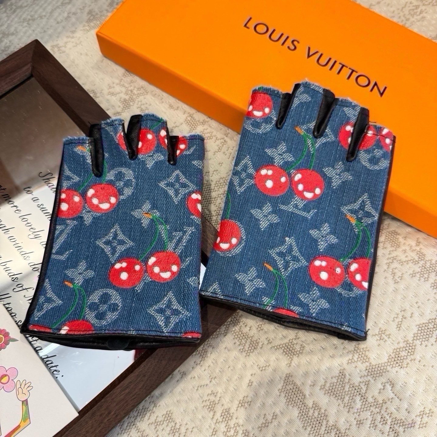 2026🧤LV新品樱桃🍒短款牛仔配皮手套，时尚机车🚗手套，秋冬新品布内里，时尚🌺上手超舒适柔软、百搭！集美女神必备🌹配盒