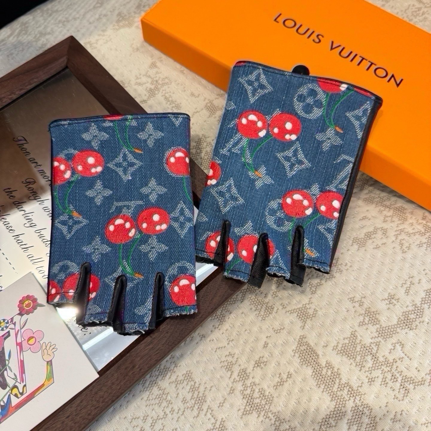 2026🧤LV新品樱桃🍒短款牛仔配皮手套，时尚机车🚗手套，秋冬新品布内里，时尚🌺上手超舒适柔软、百搭！集美女神必备🌹配盒