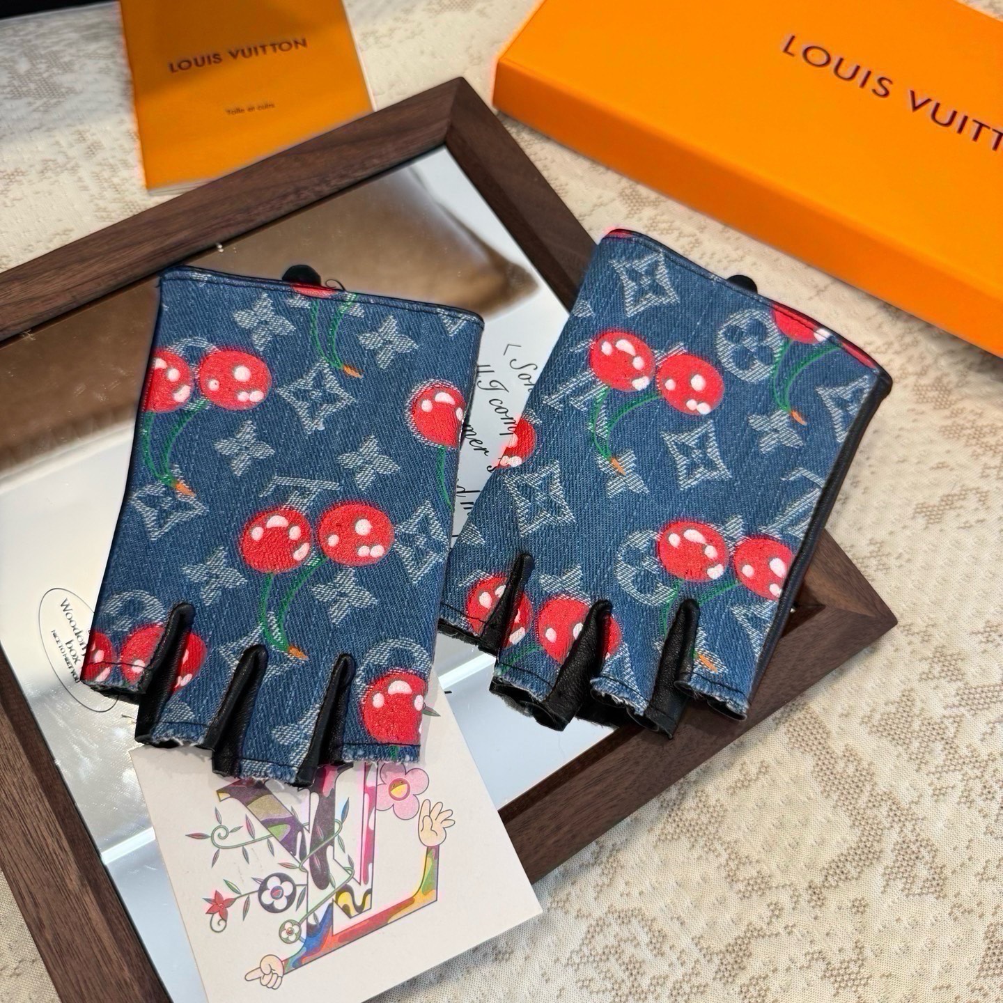 2026🧤LV新品樱桃🍒短款牛仔配皮手套，时尚机车🚗手套，秋冬新品布内里，时尚🌺上手超舒适柔软、百搭！集美女神必备🌹配盒