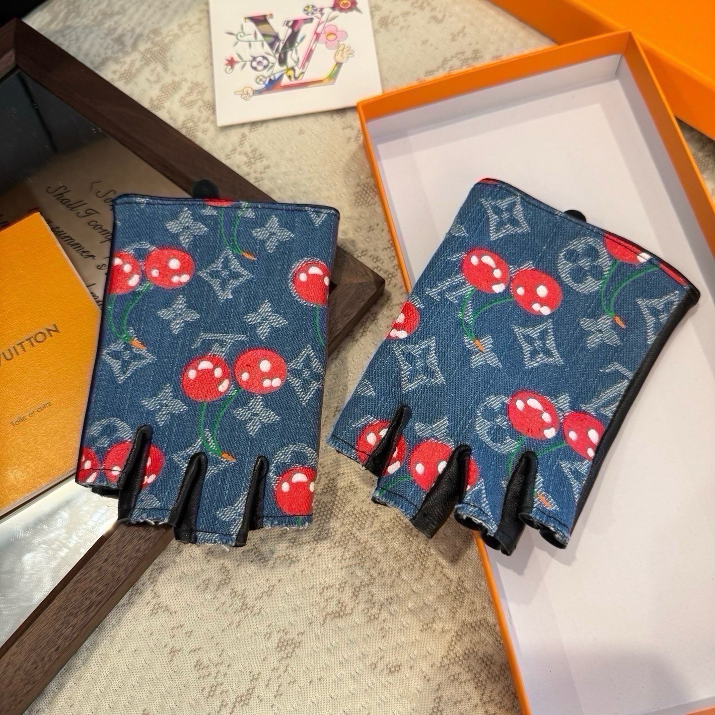 2026🧤LV新品樱桃🍒短款牛仔配皮手套，时尚机车🚗手套，秋冬新品布内里，时尚🌺上手超舒适柔软、百搭！集美女神必备🌹配盒