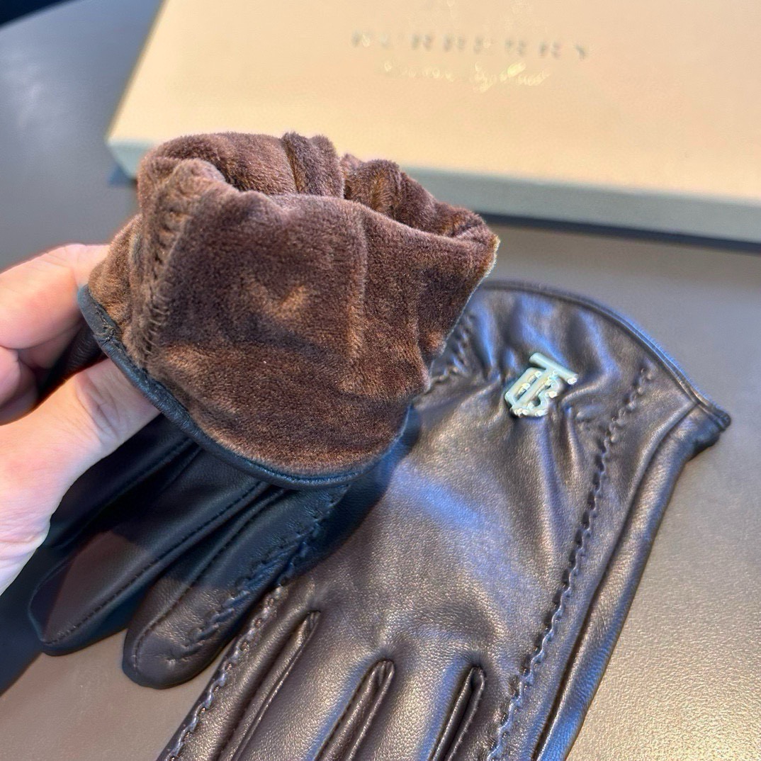 巴宝莉BURBERRY 专柜新品羊皮手套，时尚手套，秋冬保暖加绒内里，经典简洁💕上手超舒适柔软、百搭！码数ML