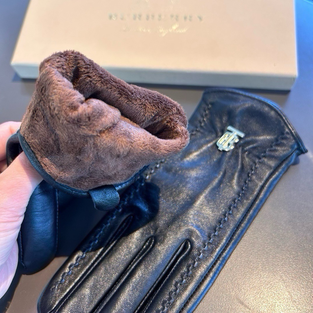 巴宝莉BURBERRY 专柜新品羊皮手套，时尚手套，秋冬保暖加绒内里，经典简洁💕上手超舒适柔软、百搭！码数ML