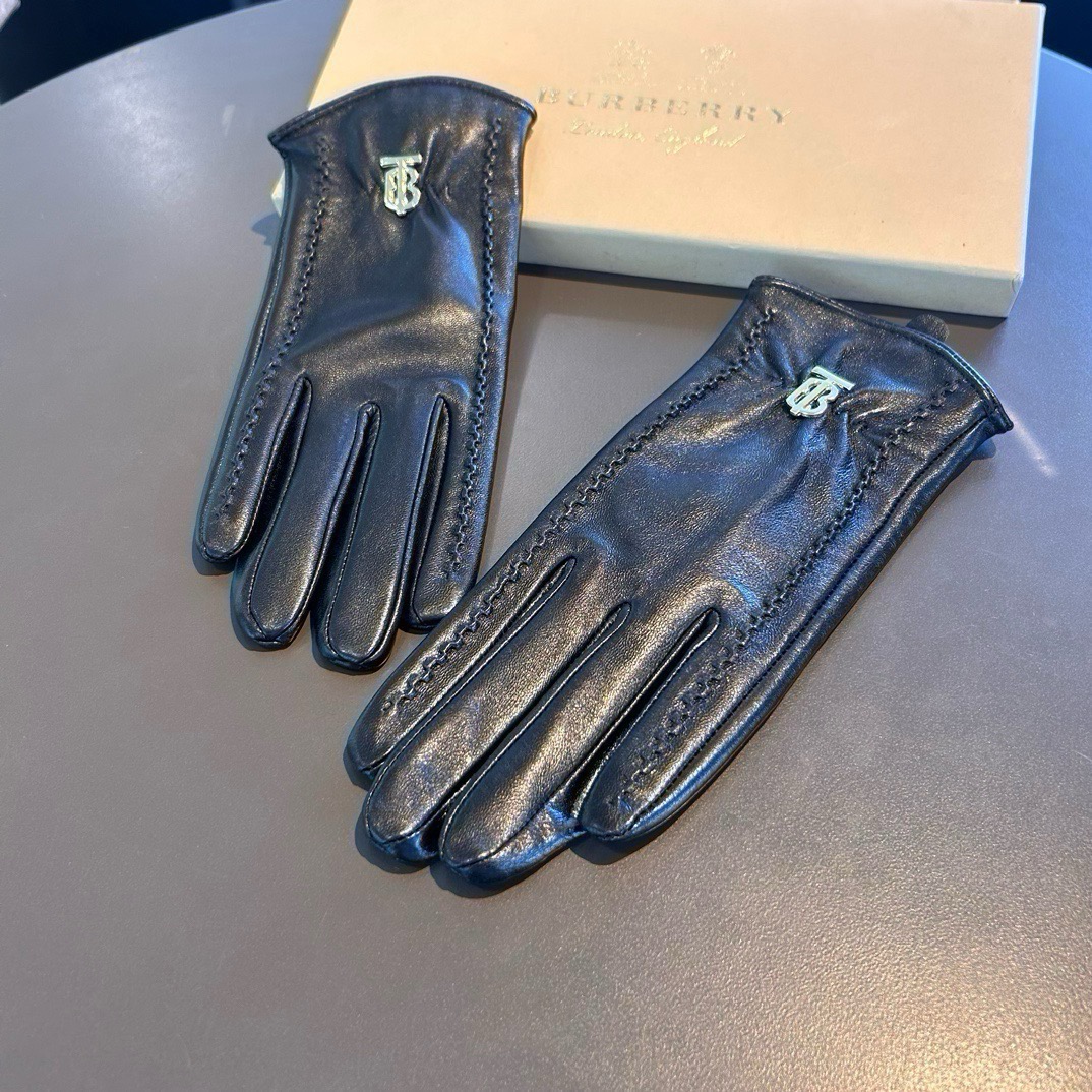 巴宝莉BURBERRY 专柜新品羊皮手套，时尚手套，秋冬保暖加绒内里，经典简洁💕上手超舒适柔软、百搭！码数ML