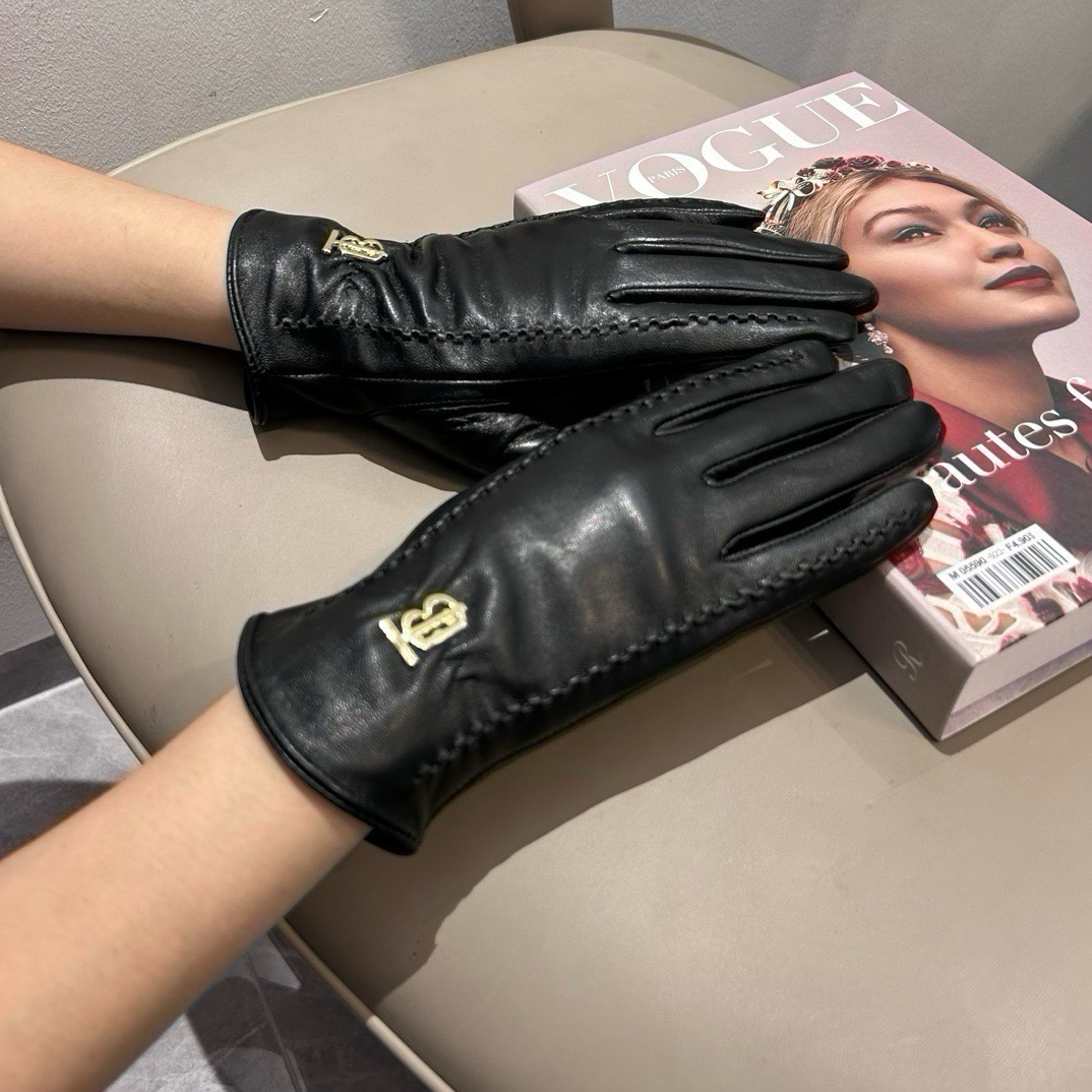 巴宝莉BURBERRY 专柜新品羊皮手套，时尚手套，秋冬保暖加绒内里，经典简洁💕上手超舒适柔软、百搭！码数ML