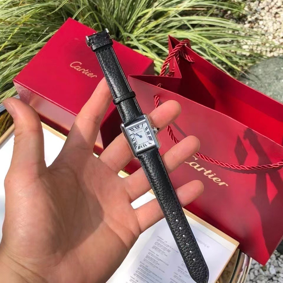 NO:144522,Cartier's new TankMust watch. It Must be a TANK Among all the classic Cartier tank watches, if you want to have a watch that you wear every day, I will definitely choose TANK Solo, and now this may be the latest TANK  MUST This year, the brand launched a new TankMust series watch. This TankMust series watch also uses the brand's iconic square case 29.5mmx22mm, silver-plated dial and sword-shaped blue steel hand, sapphire crystal glass and a unique blue spinel design and grained calfskin strap inlaid on the crown. The Swiss ETA gold quartz movement is rounder and smoother than the previous line processing. In addition, the watch is equipped with a quick-removing function, which greatly increases the comfort and convenience of daily wear. With a full set of packaging, cartier, cowhide19860909卡地亚全新推出的TankMust腕表.It Must be a TANK在所有经典的卡地亚坦克腕表里面,如果要拥有一只作为日常每天戴的腕表,我肯定选TANK Solo,而现在这件事可能会被最新的TANK MUST改观今年,品牌推出了全新的TankMust系列腕表,这款TankMust系列腕表,同样采用品牌标志性的方形表壳29.5mmx22mm,表盘镀银及剑形蓝钢指针,蓝宝石水晶玻璃以及在表冠上镶嵌的独一无二蓝色尖晶石设计加粒面小牛皮表带,瑞士ETA金机石英机芯,相较于之前的线条处理更为圆润、流畅.此外,腕表还配备了表带快拆功能,这一设计也大大的增加了日常佩戴的舒适性和便利性.配全套包装,,cartier,cowhide,Watch