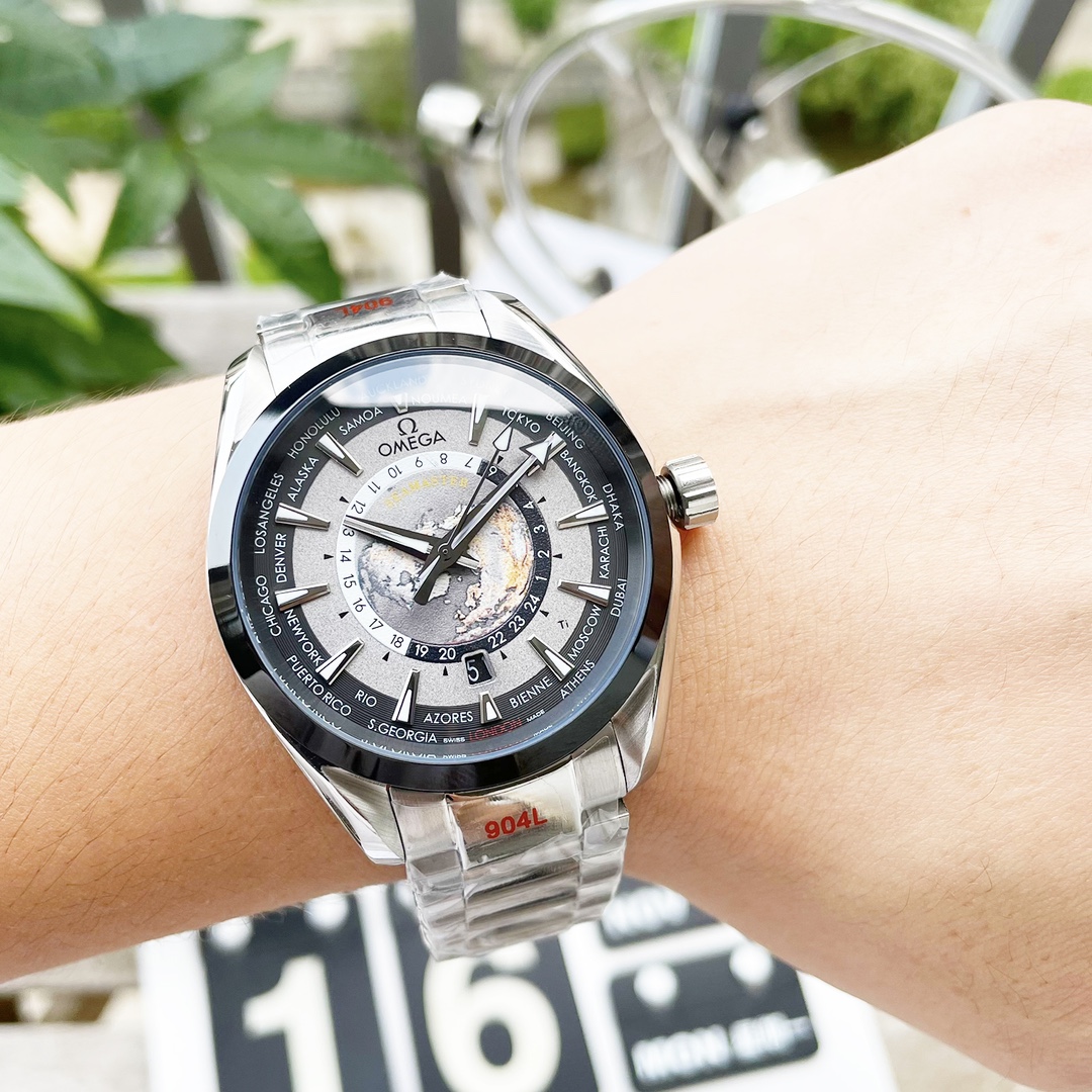 胶带400,钢带+20 欧米茄海马系列 AQUA TERRA 150米腕表40毫米至臻天文台GMT世界时款是最漂亮,也很有趣的选择。这款40毫米的表壳采用经过拉丝工艺处理的2级钛金属打造,通过拉丝钛金属链节与表壳连为一体,并配有拉丝钛金属折叠表扣。黑色和灰色表盘,搭配经过拉丝工艺处理的黑色陶瓷表圈。表盘中央呈现从北极俯瞰的地球影像,以激光烧蚀技术雕刻出陆地轮廓与色彩。搭载全自动机械机芯