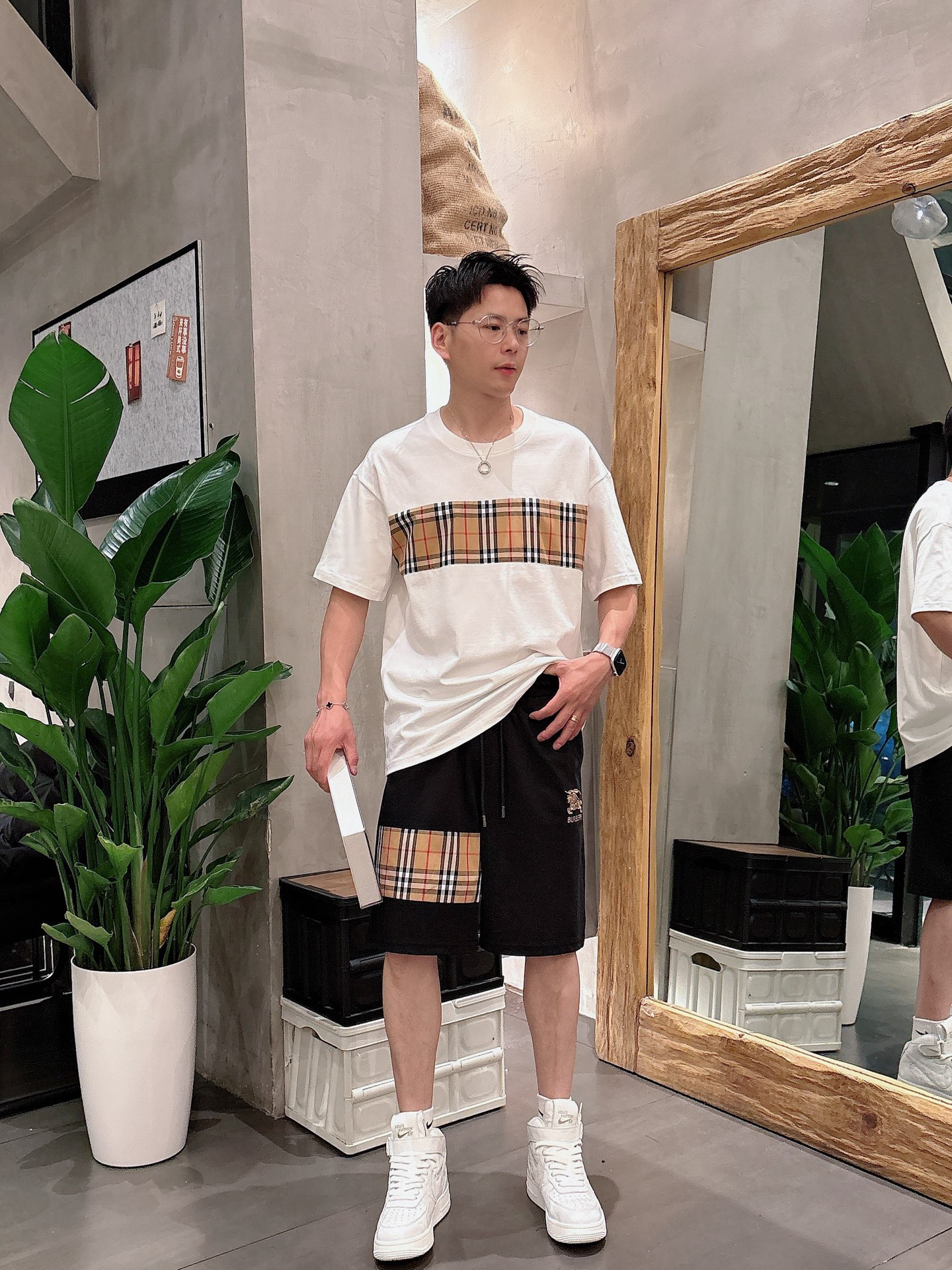 NO:153972,, Burberry 25 Early Spring's latest top-class classic double fabric splicing style metal triangle fusion heavy short-sleeved suit, high-end quality counter original single round collar assistance, top-level multi-pocket craft imported fabric, unique design of the counter model, using imported high-end customized imported silk thread feels first-class!  Official website for sale!  Code number M-xxxl, burberry, T-shirt, alexander wang19860909,巴宝莉 25早春最新顶级经典双面料拼接款金属三角标融合重磅短袖套装,高端品质专柜原单圆领援助,顶级制作多口袋工艺进口面料,专柜款独特设计,采用进口高端订制进口丝线手感一流！官网在售！码数M-xxxl,,burberry,T-shirt,alexander wang,Men's clothing