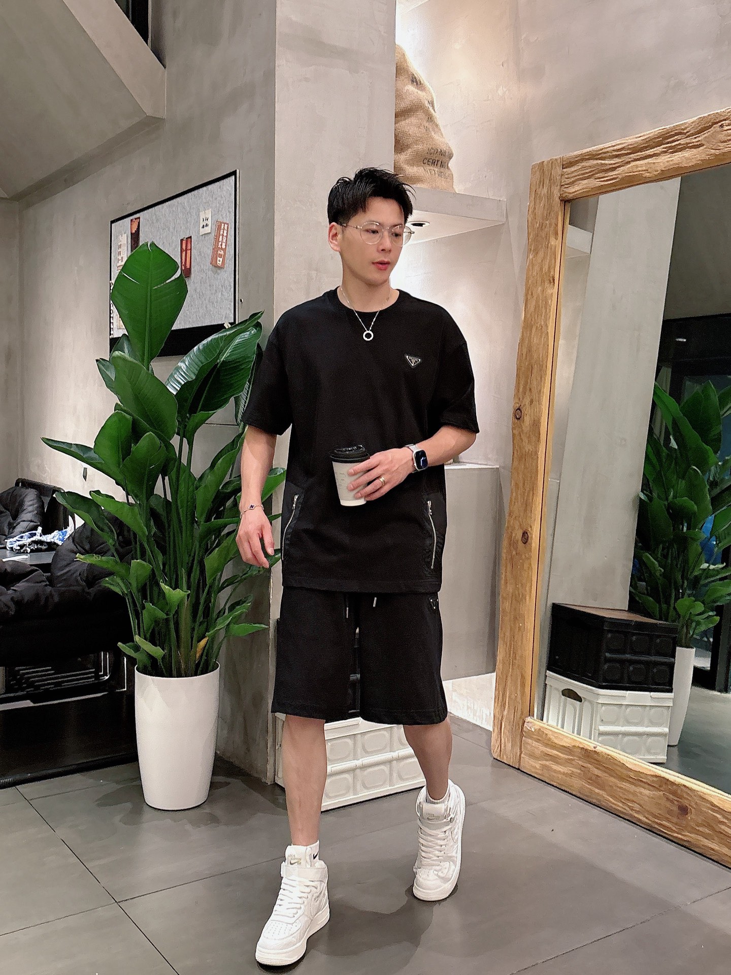 NO:153993,,Prada 25 early spring's latest top-class classic double fabric splicing style metal triangle fusion heavy short-sleeved suit, high-end quality counter original single round collar assistance, top-level multi-pocket craft imported fabric, unique design of the counter model, using imported high-end customized imported silk thread feels first-class!  Official website for sale!  Code number M-xxxl, prada, T-shirt, alexander wang19860909,普拉达 25早春最新顶级经典双面料拼接款金属三角标融合重磅短袖套装,高端品质专柜原单圆领援助,顶级制作多口袋工艺进口面料,专柜款独特设计,采用进口高端订制进口丝线手感一流！官网在售！码数M-xxxl,,prada,T-shirt,alexander wang,Men's clothing