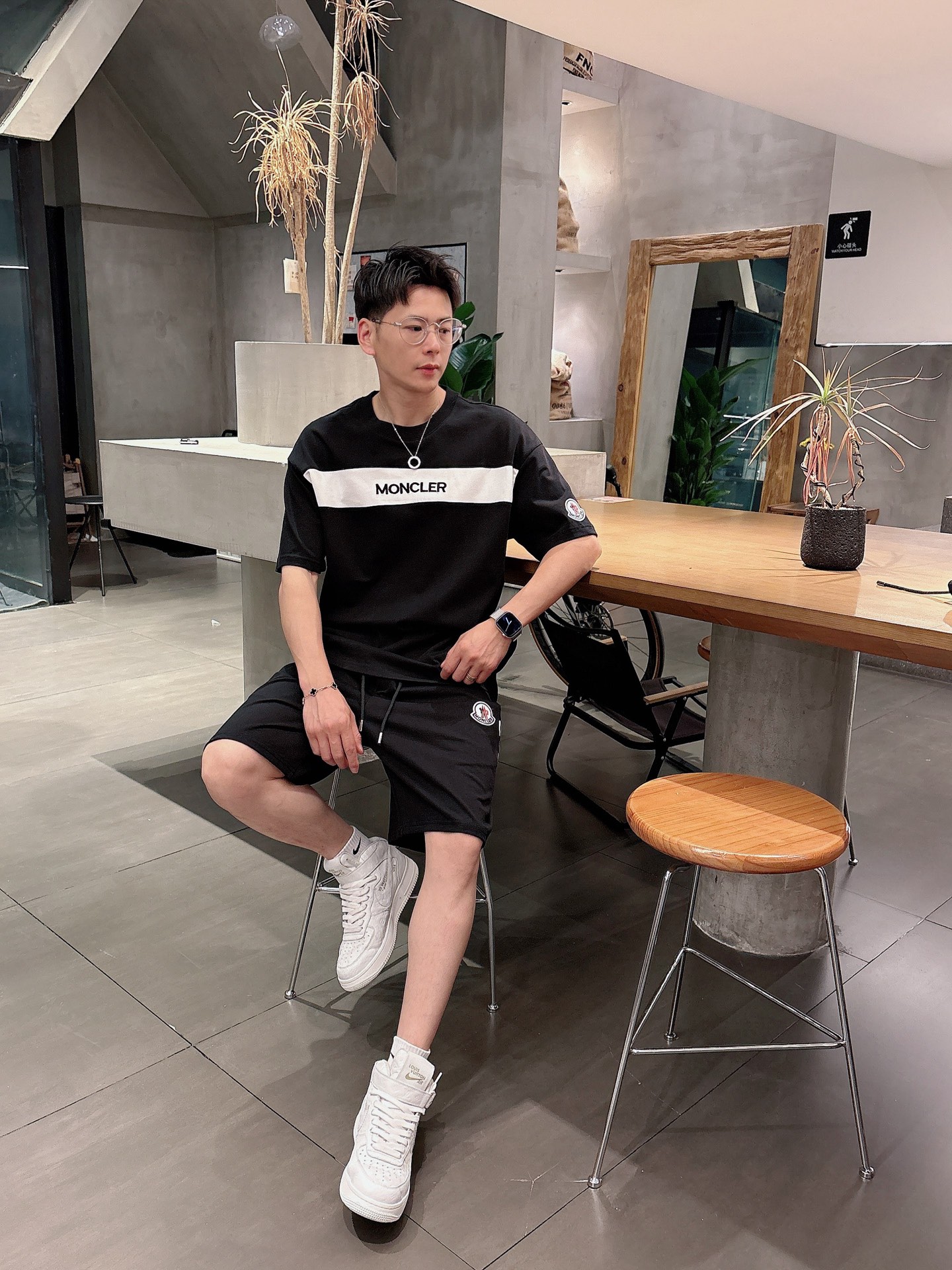 NO:154003,The latest top-grade classic double fabric splicing model of early spring 25, metal triangle fusion heavy short-sleeved set, high-end quality counter original single round collar assistance, top-level multi-pocket craft imported fabric, unique design of the counter model, imported high-end customized imported silk thread feels first-class!  Official website for sale!  Code number M-xxxl, Moncler, T-shirt, alexander wang19860909蒙口 25早春最新顶级经典双面料拼接款金属三角标融合重磅短袖套装,高端品质专柜原单圆领援助,顶级制作多口袋工艺进口面料,专柜款独特设计,采用进口高端订制进口丝线手感一流！官网在售！码数M-xxxl,,Moncler,T-shirt,alexander wang,Men's clothing