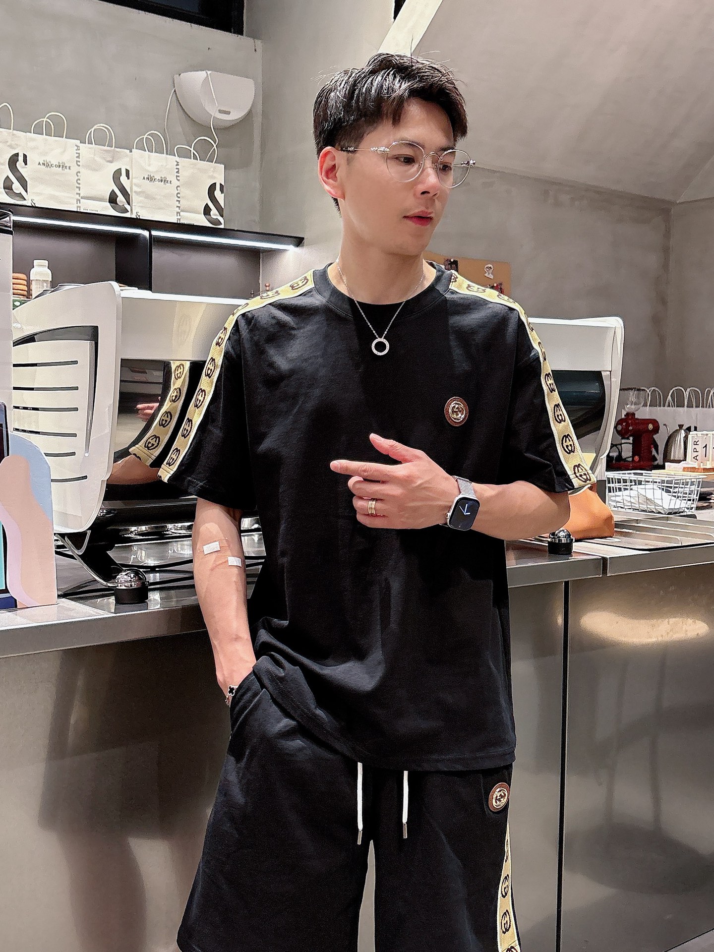 NO:154016,, Gucci 25 early spring's latest top-class classic double fabric splicing style metal triangle fusion heavy short-sleeved suit, high-end quality counter original single round collar assistance, top-level multi-pocket craft imported fabric, unique design of the counter model, using imported high-end customized imported silk thread feels first-class!  Official website for sale!  Code number M-xxxl, gucci, T-shirt, alexander wang19860909,古驰 25早春最新顶级经典双面料拼接款金属三角标融合重磅短袖套装,高端品质专柜原单圆领援助,顶级制作多口袋工艺进口面料,专柜款独特设计,采用进口高端订制进口丝线手感一流！官网在售！码数M-xxxl,,gucci,T-shirt,alexander wang,Men's clothing