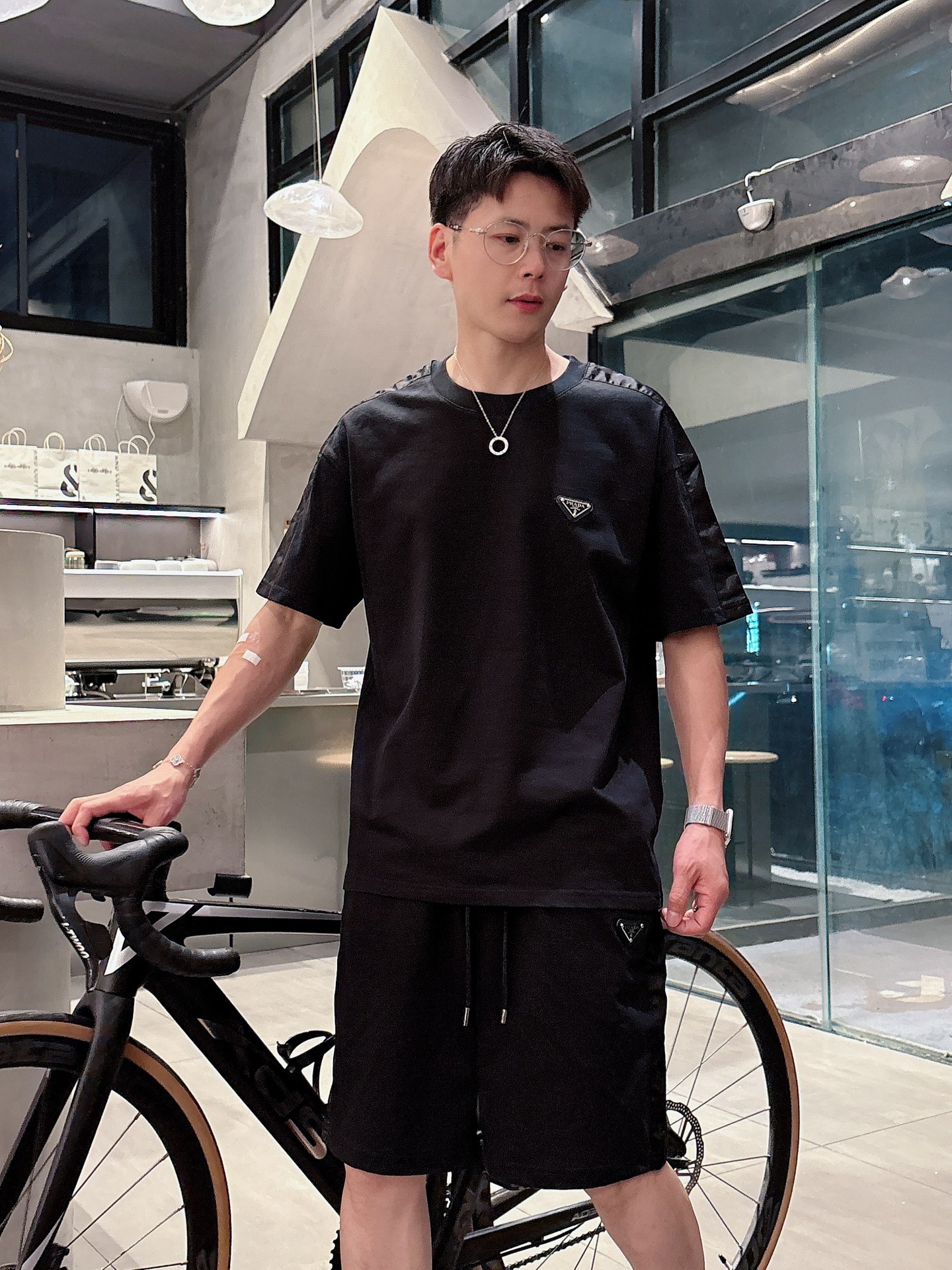 NO:154011,,Prada 25 early spring's latest top-class classic double fabric splicing style metal triangle fusion heavy short-sleeved suit, high-end quality counter original single round collar assistance, top-level multi-pocket craft imported fabric, unique design of the counter model, using imported high-end customized imported silk thread feels first-class!  Official website for sale!  Code number M-xxxl, prada, T-shirt, alexander wang19860909,普拉达 25早春最新顶级经典双面料拼接款金属三角标融合重磅短袖套装,高端品质专柜原单圆领援助,顶级制作多口袋工艺进口面料,专柜款独特设计,采用进口高端订制进口丝线手感一流！官网在售！码数M-xxxl,,prada,T-shirt,alexander wang,Men's clothing