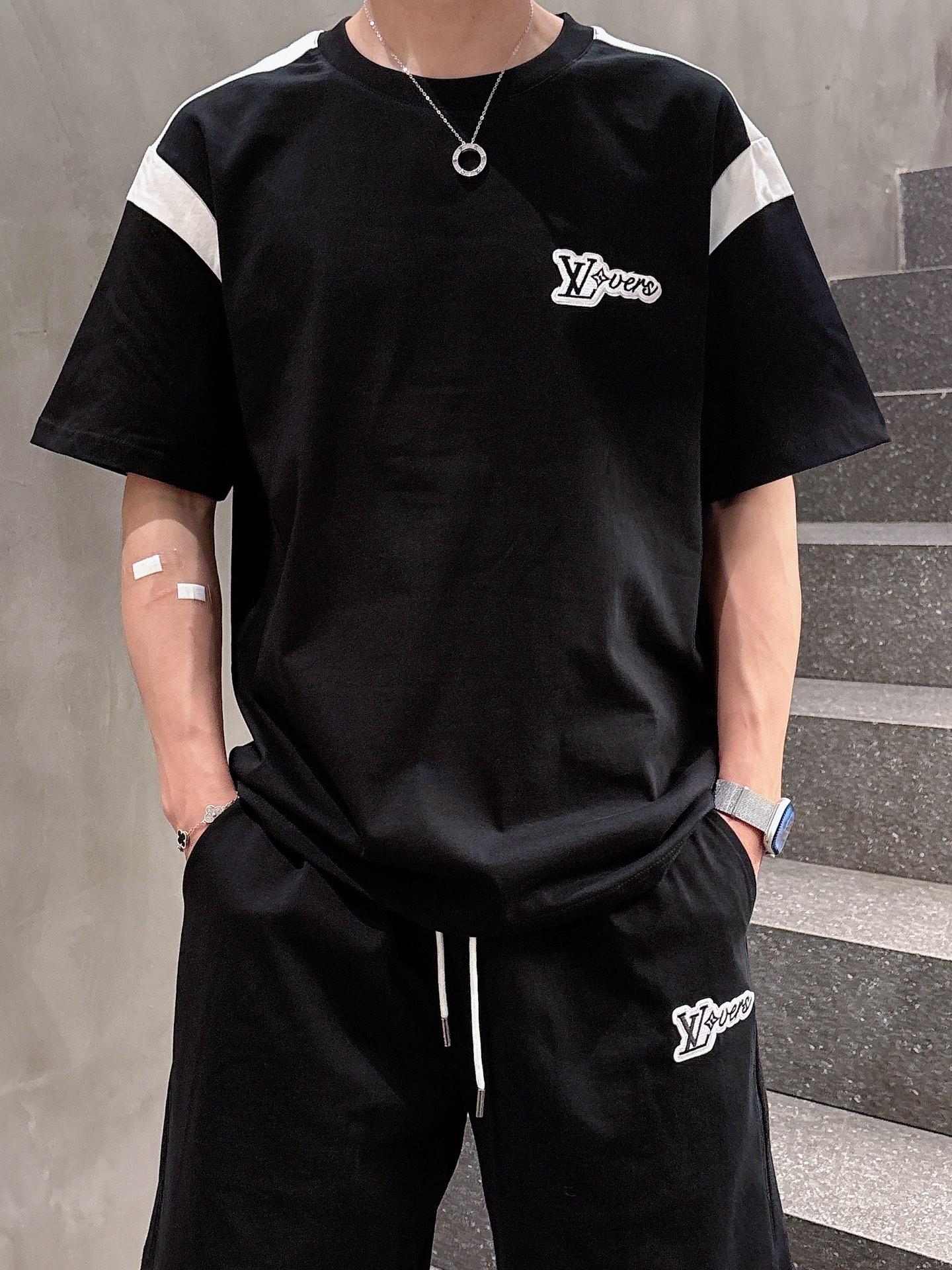 NO:154007,,Lv fit style set version m-xxxl 25 early spring latest top-class classic double fabric splicing style metal triangle fusion heavy short-sleeved suit, high-end quality counter original single round collar assistance, top-level production multi-pocket craft imported fabric, unique design of the counter model, using imported high-end custom imported silk thread, first-class feel!  Official website for sale!  Code number M-xxxl, louis vuitton, T-shirt, alexander wang19860909,Lv合身版型套装版m-xxxl 25早春最新顶级经典双面料拼接款金属三角标融合重磅短袖套装,高端品质专柜原单圆领援助,顶级制作多口袋工艺进口面料,专柜款独特设计,采用进口高端订制进口丝线手感一流！官网在售！码数M-xxxl,,louis vuitton,T-shirt,alexander wang,Men's clothing