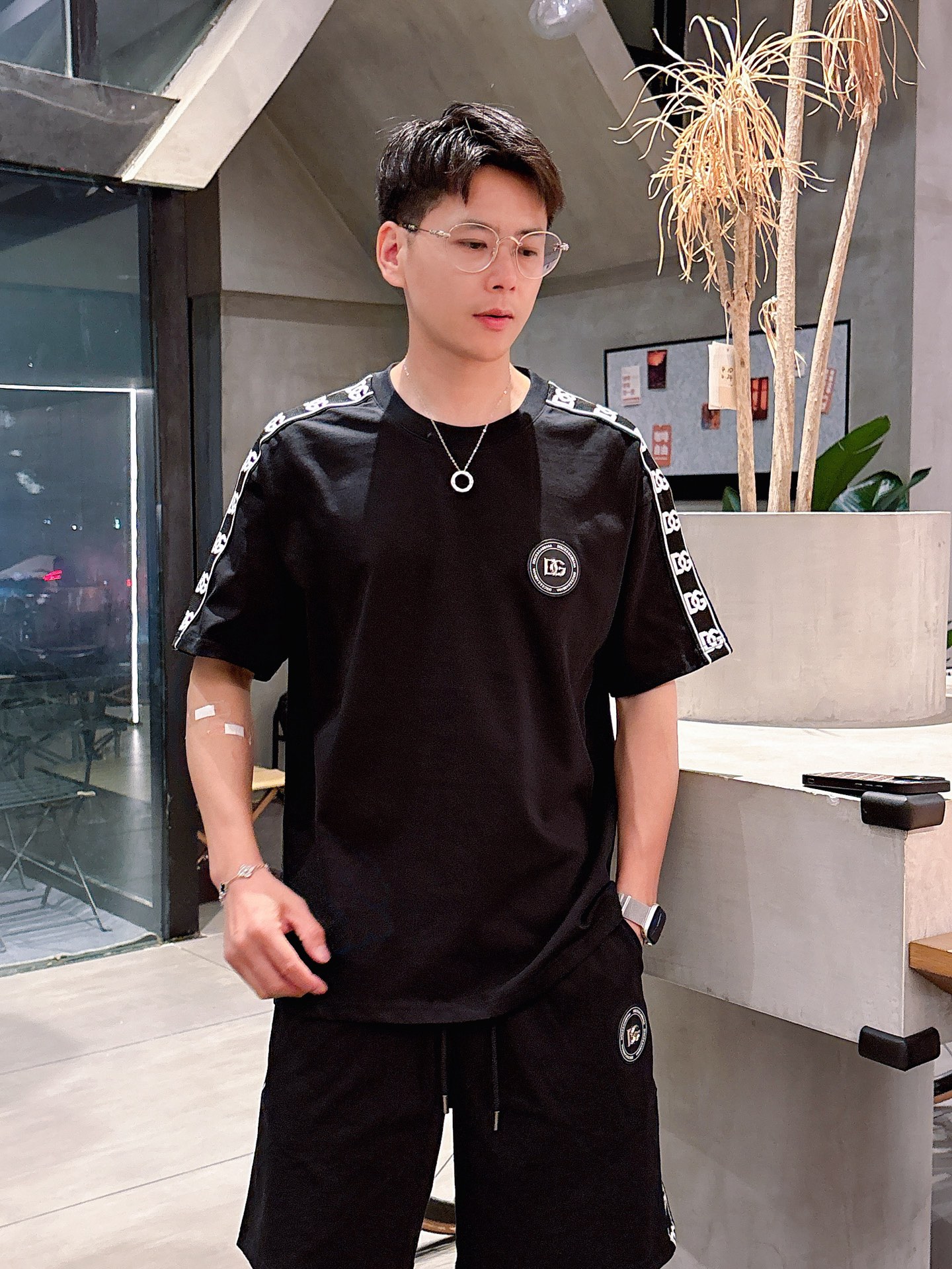 NO:154009,, DG fit style set version m-xxxl 25 early spring latest top-class classic double fabric splicing style metal triangle fusion heavy short-sleeved suit, high-end quality counter original single round collar assistance, top-level production multi-pocket craft imported fabric, unique design of the counter model, using imported high-end custom imported silk thread, first-class feel!  Official website for sale!  Code number M-xxxl, Dolce & Gabbana, T-shirt, alexander wang19860909,DG合身版型套装版m-xxxl 25早春最新顶级经典双面料拼接款金属三角标融合重磅短袖套装,高端品质专柜原单圆领援助,顶级制作多口袋工艺进口面料,专柜款独特设计,采用进口高端订制进口丝线手感一流！官网在售！码数M-xxxl,,Dolce&Gabbana,T-shirt,alexander wang,Men's clothing