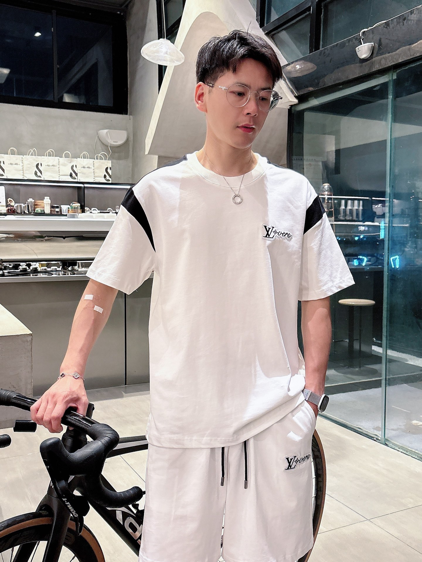 NO:153967,, LV fit style set version m-xxxl 25 early spring latest top-class classic double fabric splicing style metal triangle fusion heavy short-sleeved suit, high-end quality counter original single round collar assistance, top-level multi-pocket craft imported fabric, unique design of the counter model, imported high-end custom imported silk thread feels first-class!  Official website for sale!  Code number M-xxxl, louis vuitton, T-shirt, alexander wang19860909,LV合身版型套装版m-xxxl 25早春最新顶级经典双面料拼接款金属三角标融合重磅短袖套装,高端品质专柜原单圆领援助,顶级制作多口袋工艺进口面料,专柜款独特设计,采用进口高端订制进口丝线手感一流！官网在售！码数M-xxxl,,louis vuitton,T-shirt,alexander wang,Men's clothing