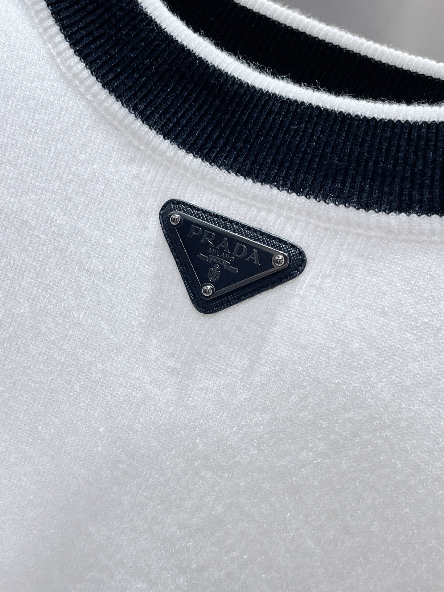   普拉达  Prada  ss秋冬新款 羊毛混纺 圆领 长袖 毛衣 羊毛衫 打底衫，高端版本！专柜定制