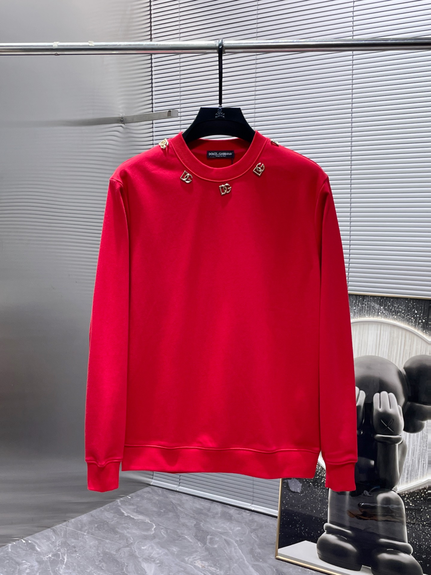 NO:123923,Support the New Year's return and exchange for Dolce & Gabbana DG Ss Early Autumn New Model, Long Sleeve Round Neck Sweatshirt, high-end version!  Customized fabrics for counters are breathable and comfortable, with impeccable details, and the brand element design concept reflects high quality. The feel is delicate and soft!  It is casually cut, with a great upper body style!  Size M-3XL Size data M Length 68 Bust 108 Shoulder width 45 Sleeve length 62 L Length 69 Bust 112 Shoulder width 46.5 Sleeve length 63 XL Length 71 Bust 118 Shoulder width 48 Sleeve length 64 2XL Length 73 Bust 124 Shoulder width 49.5 Sleeve length 65 3XL Length 75 Bust 130 Shoulder width 51 Sleeve length 66, Dolce&Gabbana, Dolce&Gabbana, hoodie, sweatshirts, alexander wang19860909支持年后退换杜嘉班纳 DG ss早秋新款 长袖 圆领 卫衣,高端版本！专柜定制面料 透气舒适度高,细节无可挑剔,品牌元素设计理念,体现高品质.手感细腻柔软！呈现休闲裁剪,上身版型超赞！码数M-3XL 尺码数据 M 衣长68 胸围108 肩宽45 袖长62 L 衣长69 胸围112 肩宽46.5 袖长63 XL 衣长71 胸围118 肩宽48 袖长64 2XL 衣长73 胸围124 肩宽49.5 袖长65 3XL 衣长75 胸围130 肩宽51 袖长66,,Dolce&Gabbana,Dolce&Gabbana,hoodie,sweatshirts,alexander wang,Men's clothing