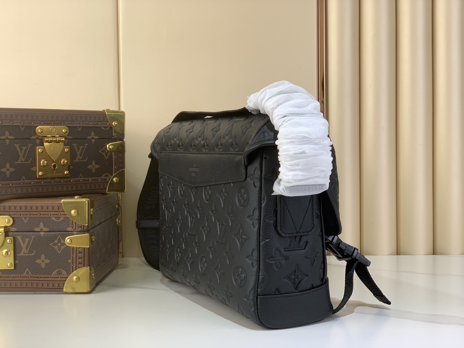 LV Style Black Leather Messenger Bag Lookbook Reference image 2