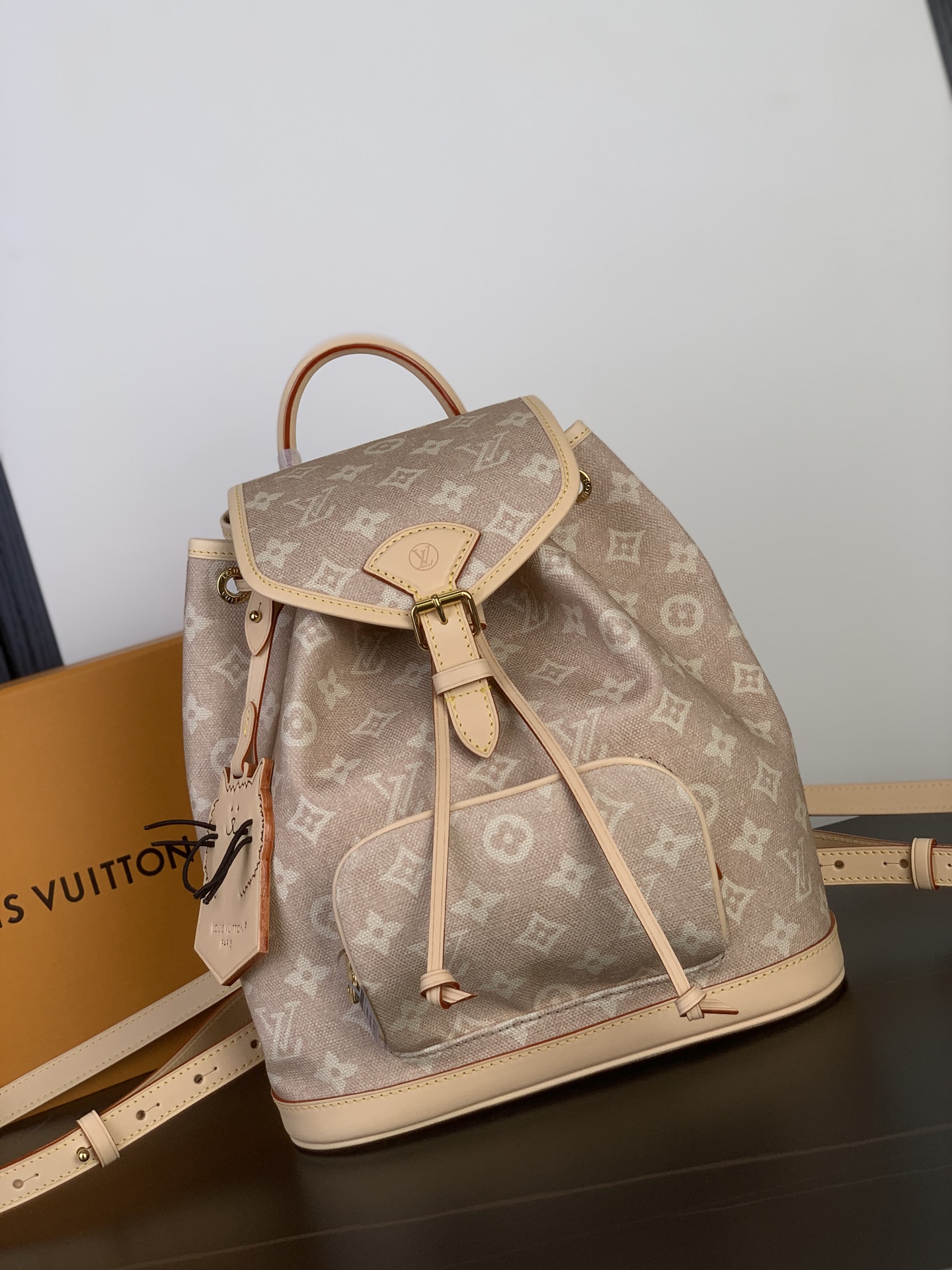 【特级免税163C动态芯片版】 型号：M15135 材料：进口原厂皮，全钢五金，最新升级涂层布料 包装：全套免税包装 尺寸：30×28×18CM  【MONTSOURIS 小号双肩包】  本款 Montsouris 小号双肩包出自 LV Travels With 系列，聚焦时尚偶像兼艺术家 Grace Coddington 设计的妙趣 Meowgram 图案，彰显其对猫咪的热爱之情。帆布包身搭配可拆卸猫咪造型钥匙包，充裕空间可收纳日常所需，随附短款钱夹。