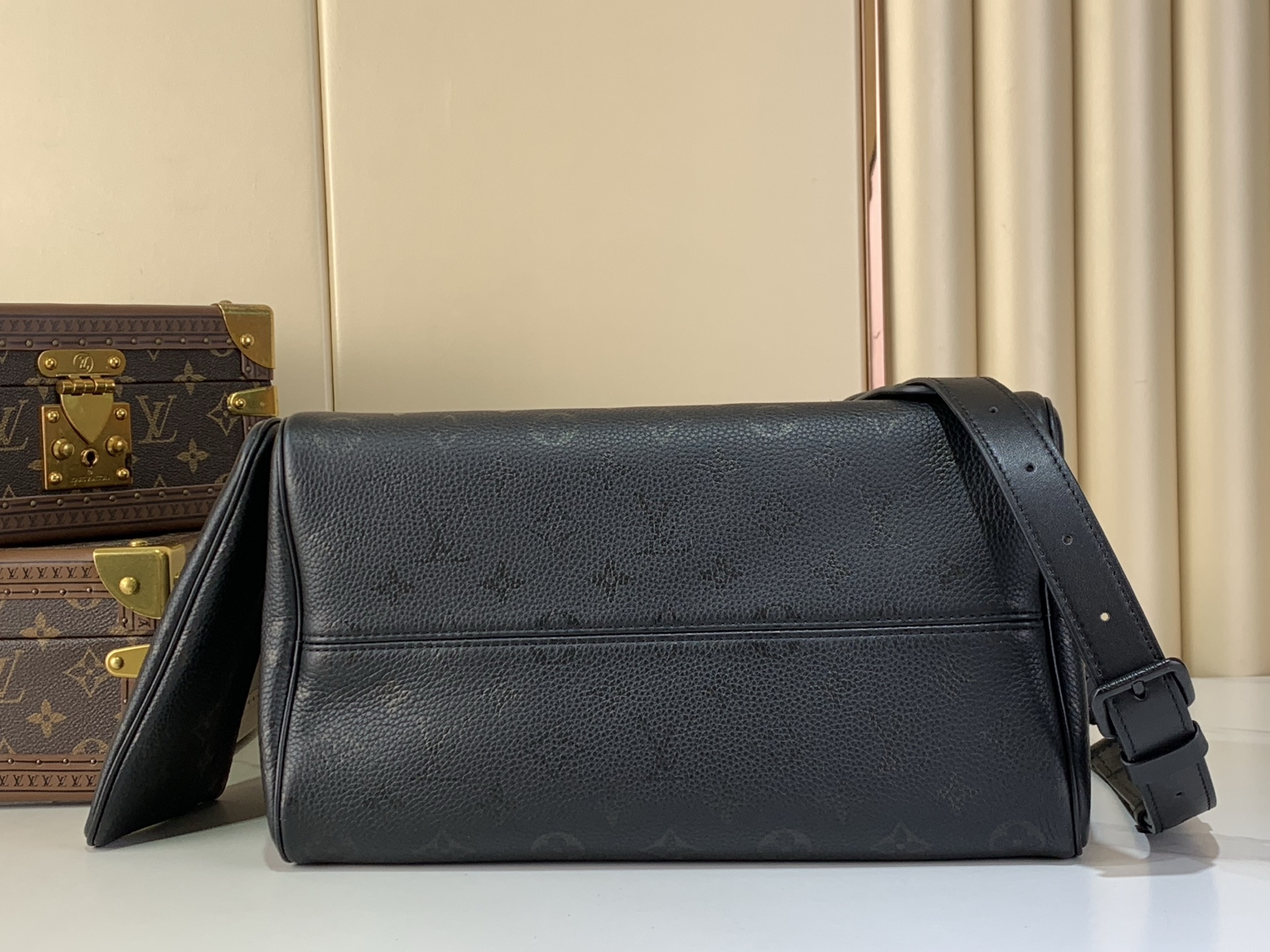 LV Style Black Leather Top Handle Bag style reference detail image 4 from source 759895