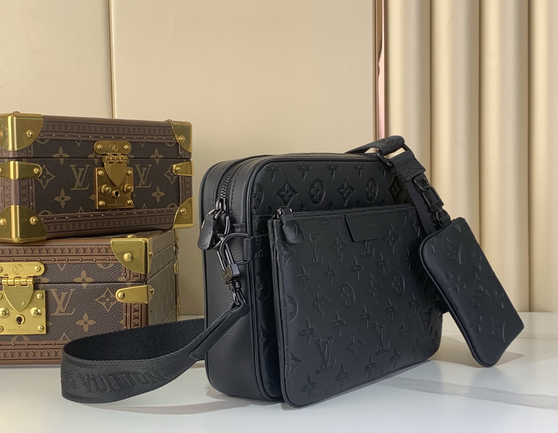 LV Style Black Leather Messenger Bag Lookbook Reference image 2