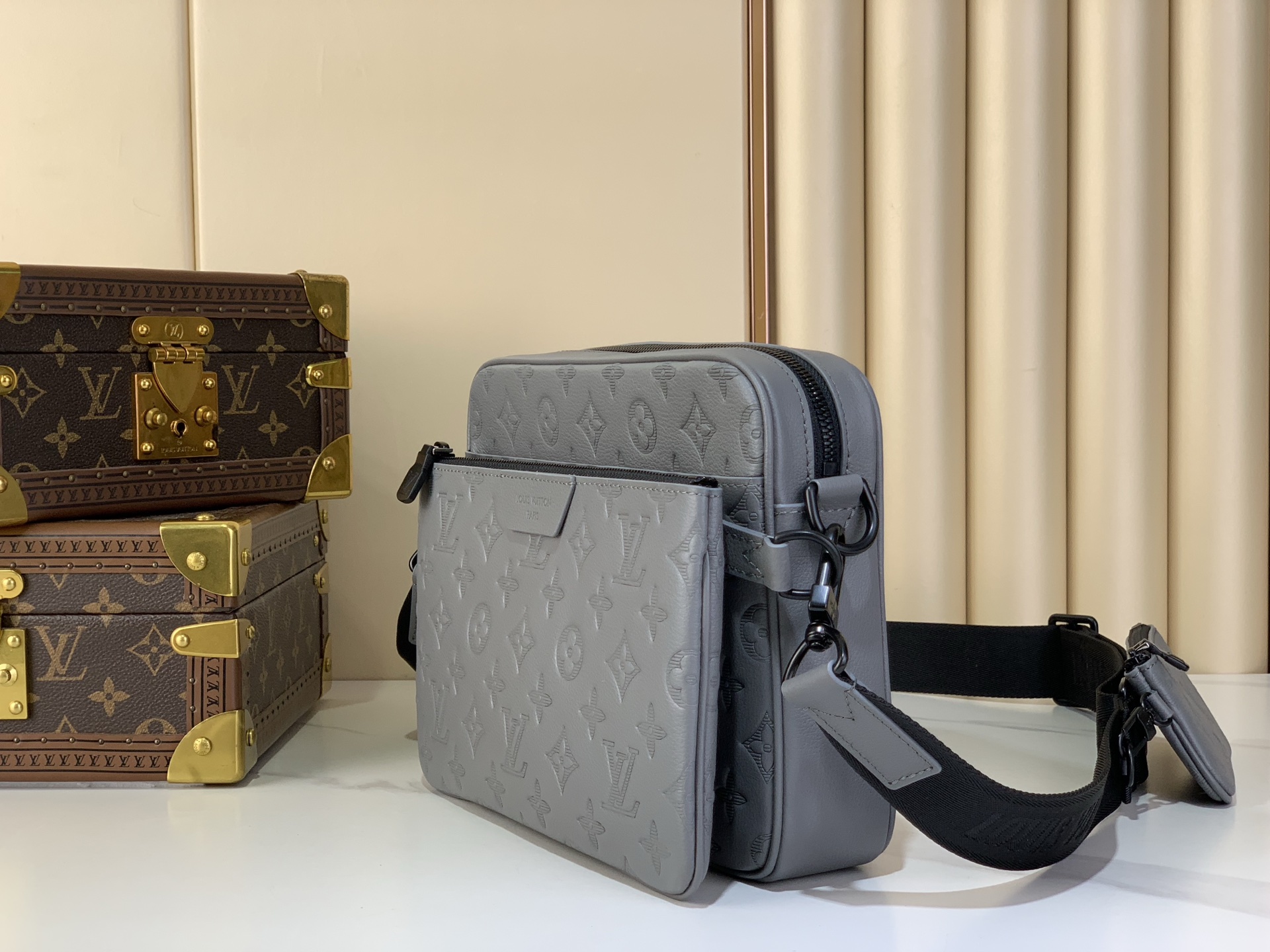 LV Style Beige Leather Messenger Bag Lookbook Reference image 2