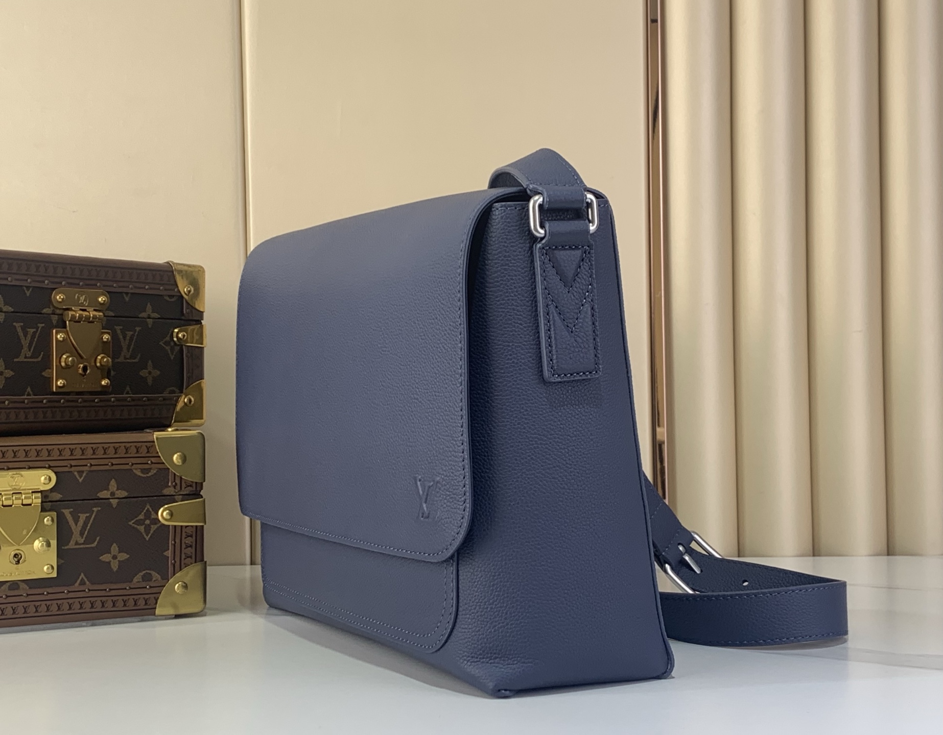 LV Style Beige Leather Messenger Bag Lookbook Reference image 2