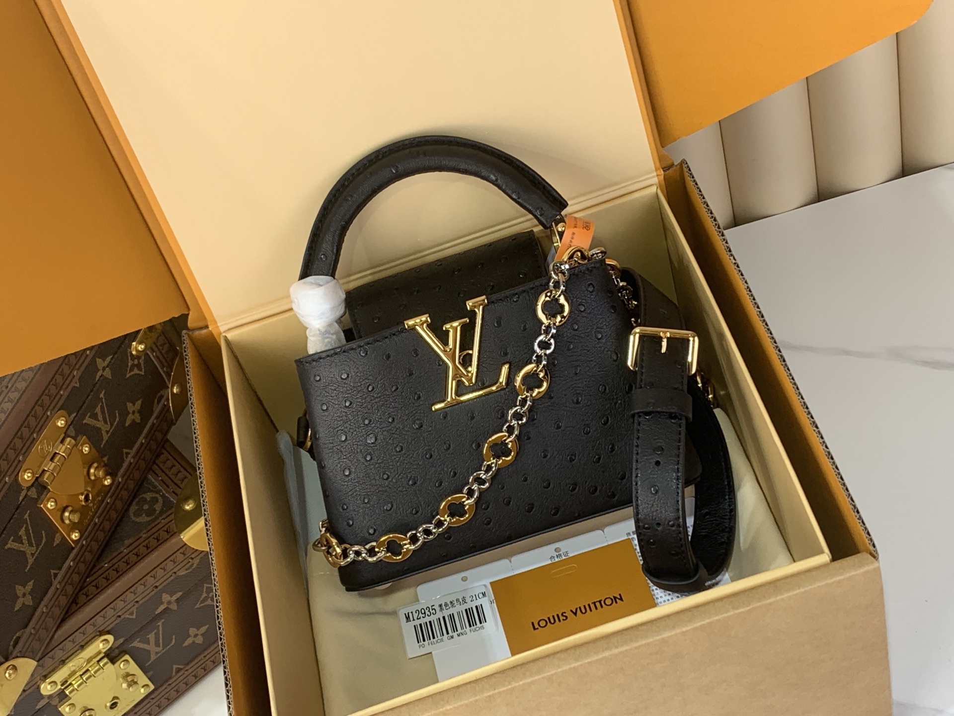 NO:741061,[CAUCINES Mini Handbag] m12938 Black / Jewelry Chain (Cow Leather Pressed Ostrich Pattern) This Caucines mini handbag is from the Caucines Chain On You series. It is made of soft Taurillon cow leather and has ample space to store daily necessities such as short wallets, keys and lipstick. The jewelry-style double-plated chain is integrated with Monogram floral details, complementing the round LV letters, and the flap can be stored in or out. Size 14  x 8 x 21 cm,,louis vuitton,cowhide19860909【CAUCINES 迷你手袋】 m12938 黑色 /珠宝链条（牛皮压鸵鸟纹） 本款 Caucines 迷你手袋出自 Caucines Chain On You 系列,以柔软 Taurillon 牛皮革塑造充裕空间,可收纳短款钱夹、钥匙和口红等日常所需.珠宝风格双镀链条融入 Monogram 花卉细节,与圆润 LV 字母相得益彰,翻盖内收或外置皆宜. 尺寸14 x 8 x 21 厘米,,louis vuitton,cowhide,Bag