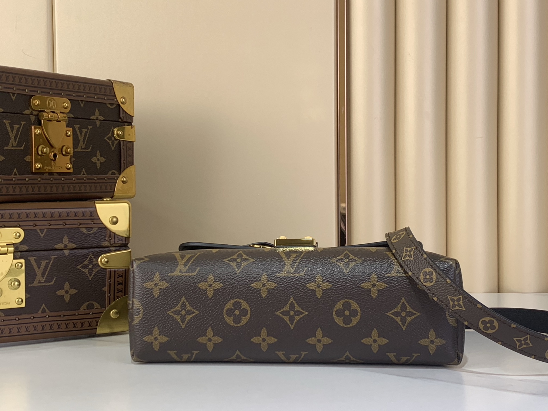 LV Style Black Leather Top Handle Bag style reference detail image 4 from source 770254