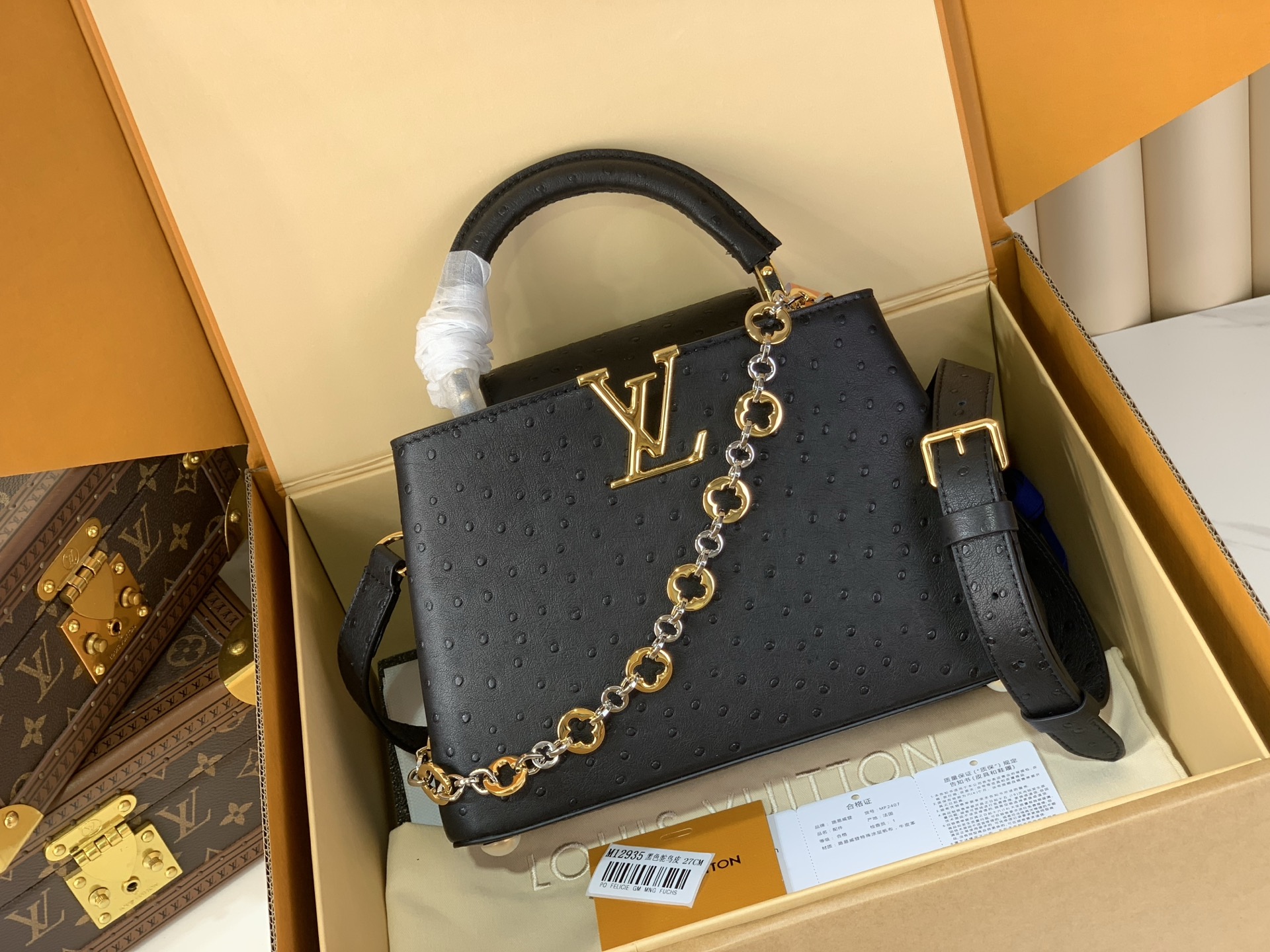 NO:741060,[CAUCINES BB Handbag] m12936 Black / Jewelry Chain (Cow Leather Pressed Ostrich Pattern) This Caucines BB handbag is made of flexible Taurillon cow leather, with a jewelry-style double-plated chain and Monogram floral elements to highlight the identity of the Chain On You series. The flap can be placed on both sides of the inside and outside, and the ample configuration and multiple inner pockets are convenient for storing daily needs. The round LV letters add ingenious details. Size 12 x 8 x  27cm,,louis vuitton,cowhide19860909【CAUCINES BB 手袋】 m12936 黑色/ 珠宝链条（牛皮压鸵鸟纹） 本款 Caucines BB 手袋取材柔韧 Taurillon 牛皮革,以珠宝风格双镀链条和 Monogram 花卉元素点明 Chain On You 系列身份.翻盖可置于内外两侧,充裕构型和多重内袋方便收纳日常所需,圆润 LV 字母再添匠心细节. 尺寸12 x 8 x 27厘米,,louis vuitton,cowhide,Bag